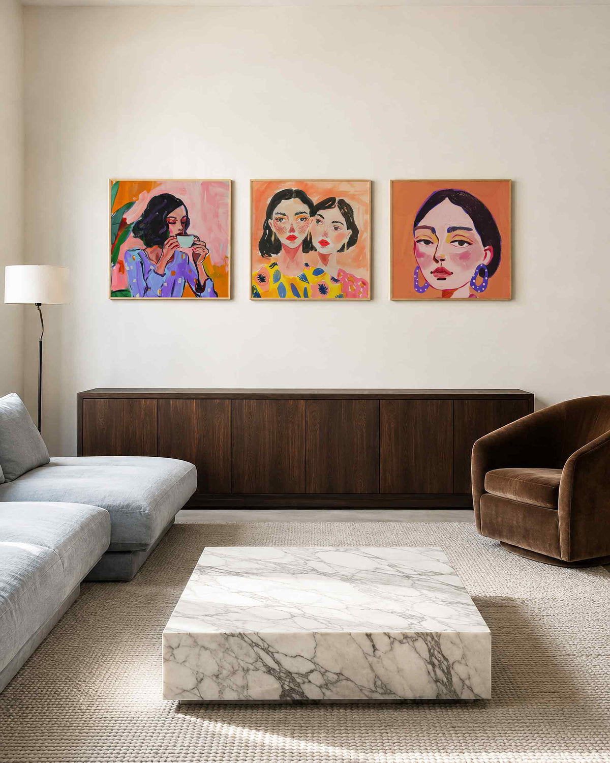 Interieurpresentatie van een driedelige vierkante posterset met kleurrijke vrouwenportretten