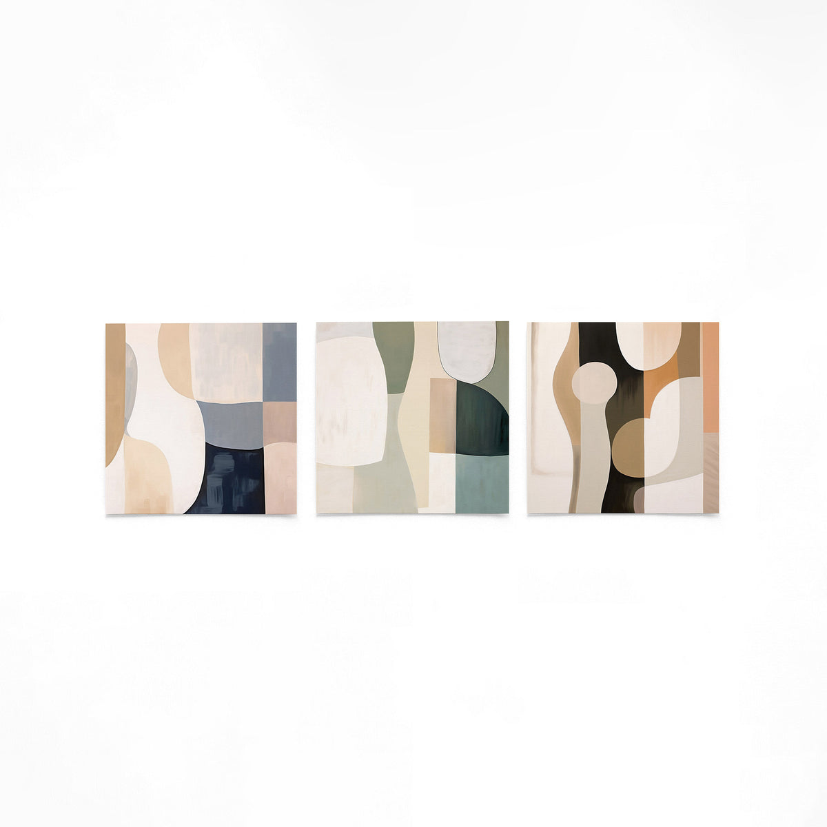 Drie vierkante posters met abstracte vormen op een gebroken witte achtergrond