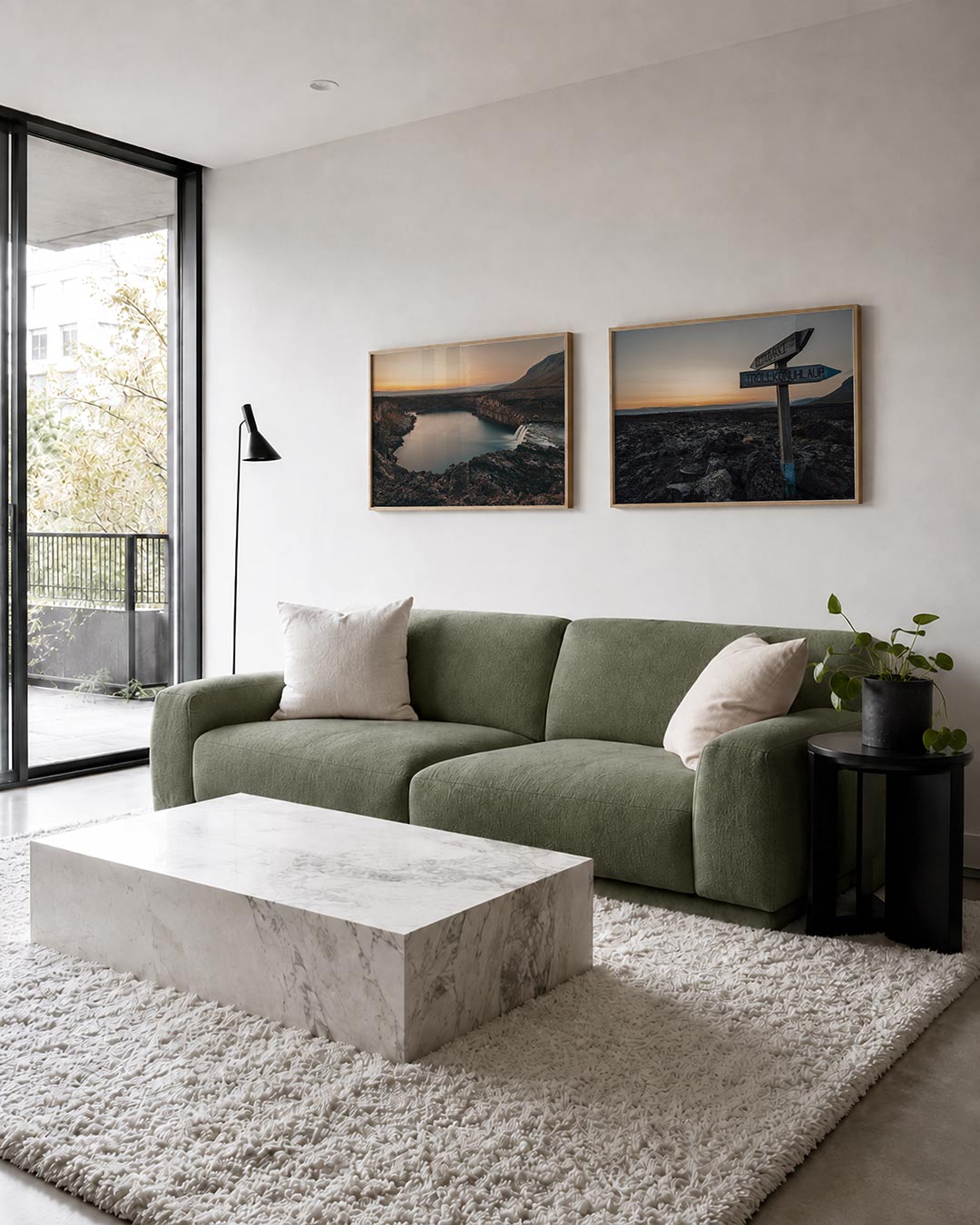 Interieur met liggend fotografisch tweeluik lavastroom bij avondlicht – Gerald Emming