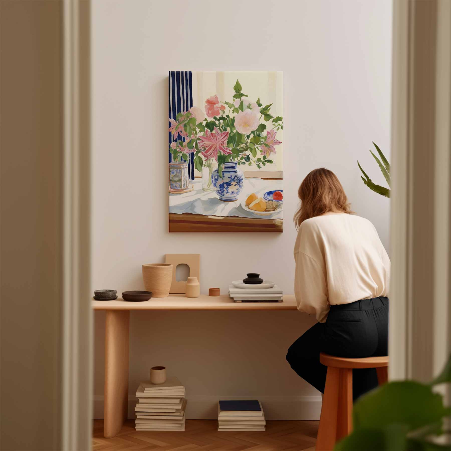 Vase mit Blumen auf dem Tisch 