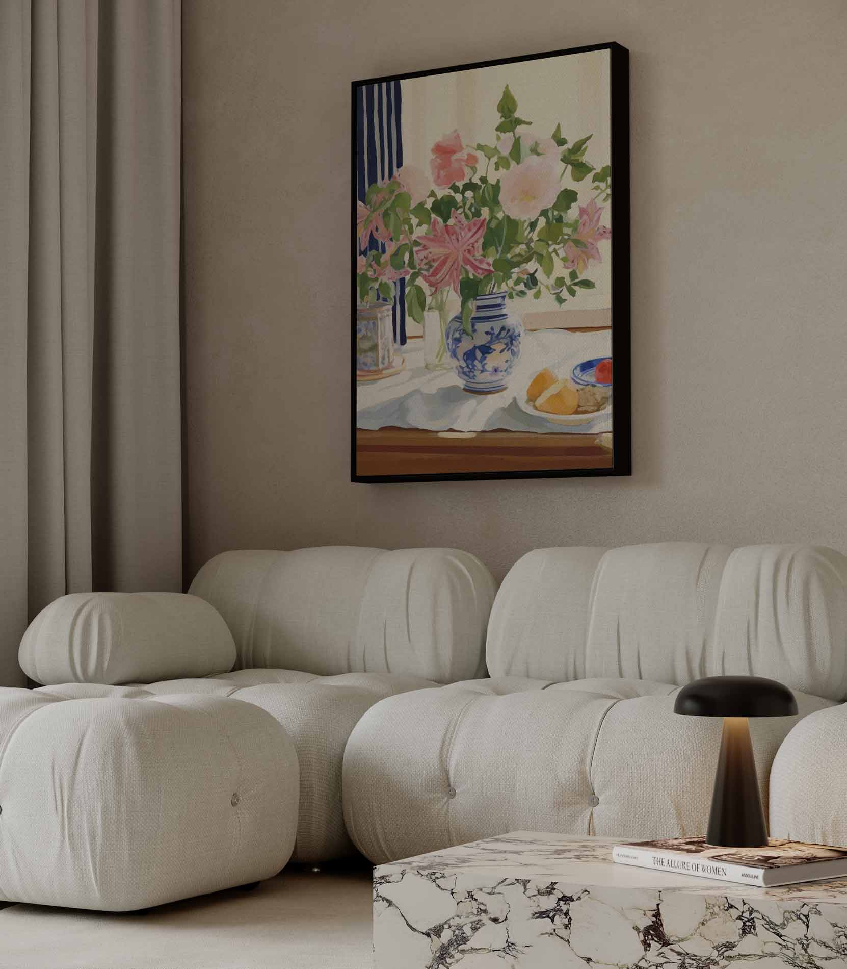 Vase mit Blumen auf dem Tisch 