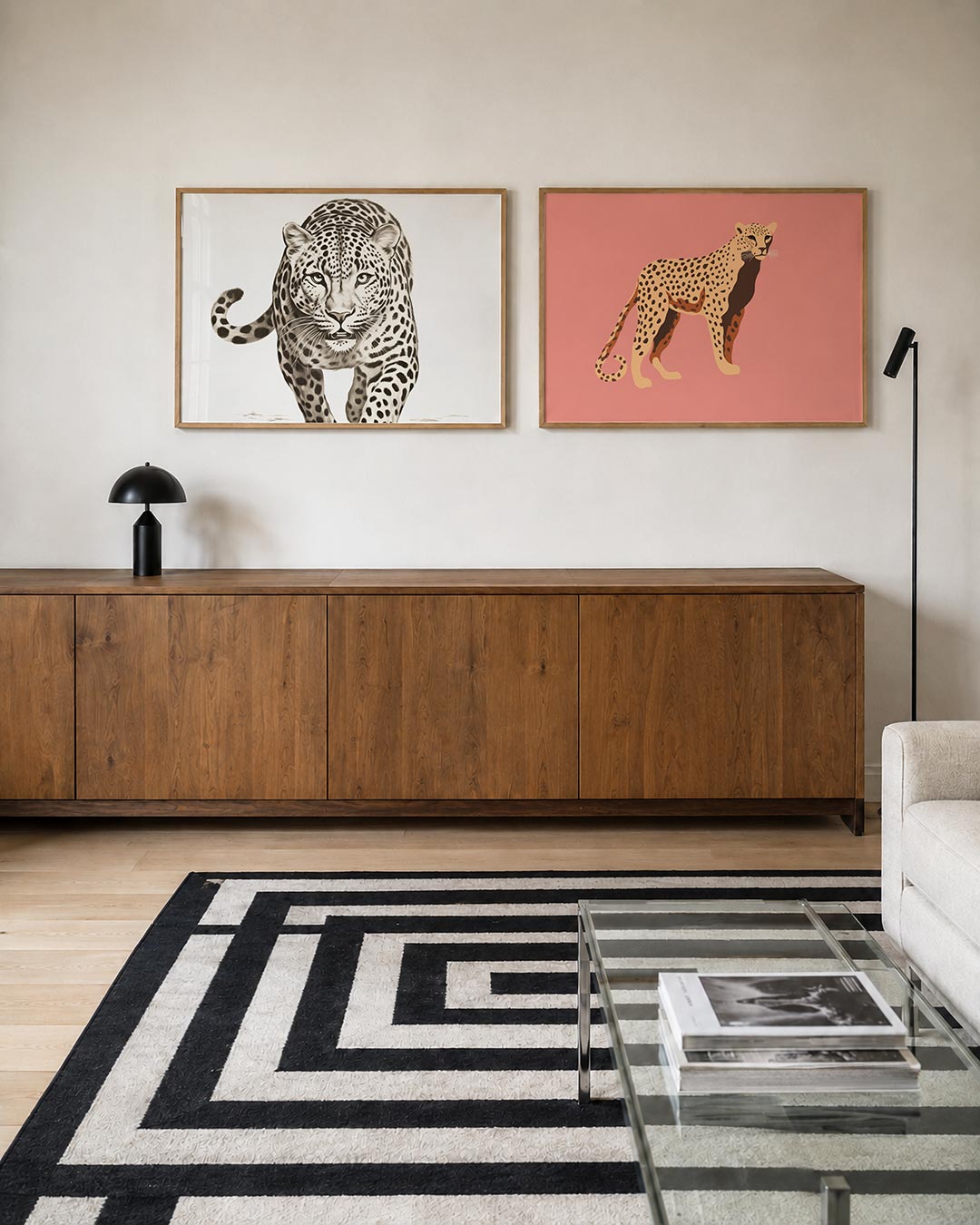 Twee liggende posters met een gedetailleerde tekening van een luipaard, aan de muur in een interieur