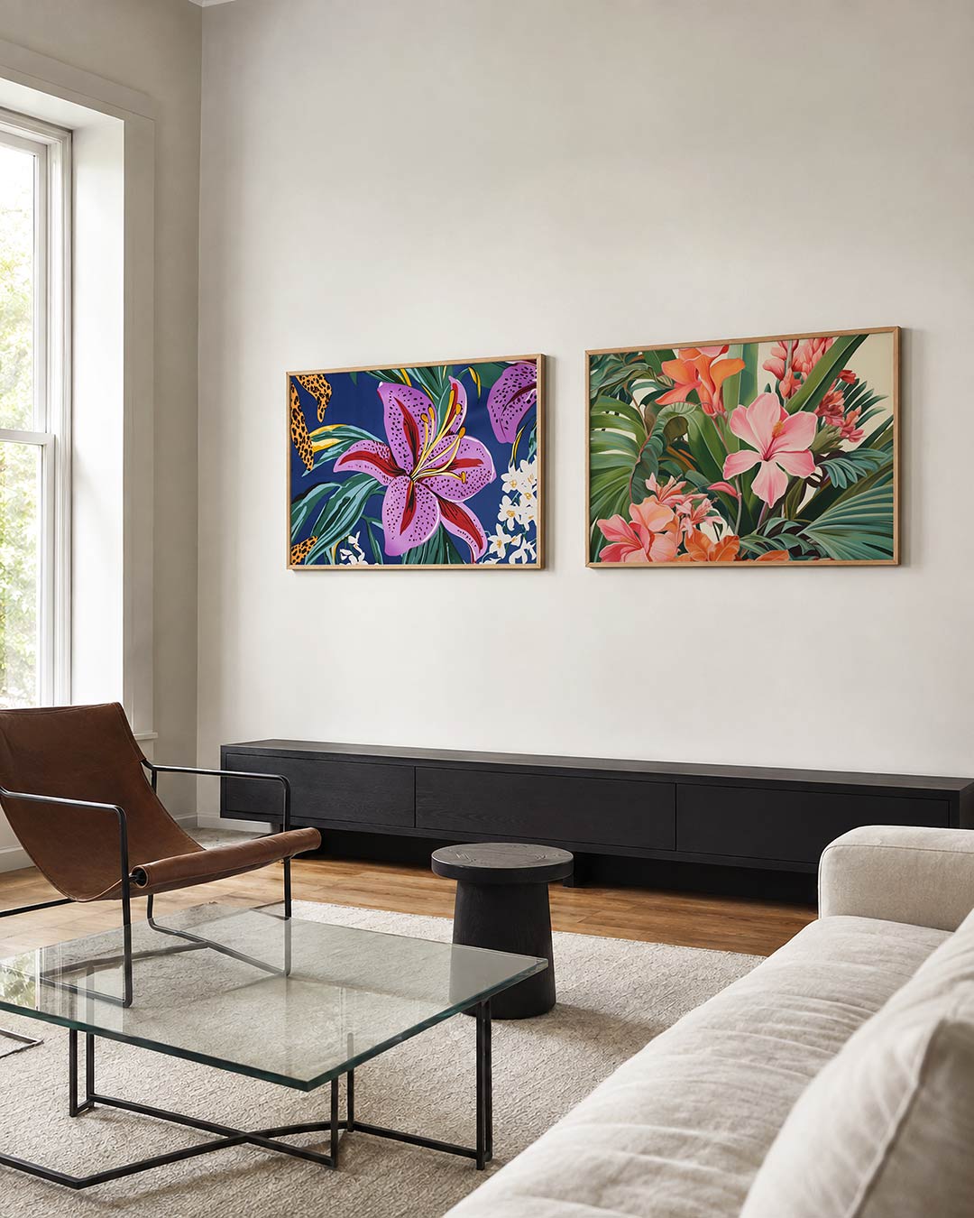Twee liggende posters met een levendige bloem met paarse en roze tinten, aan de muur in een interieur