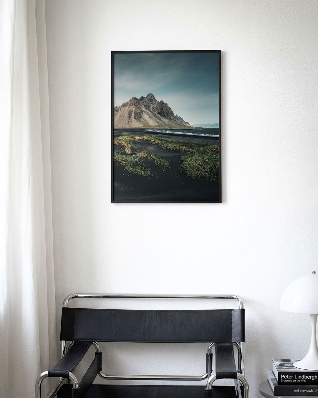 Berglandschap met zwarte zand Poster