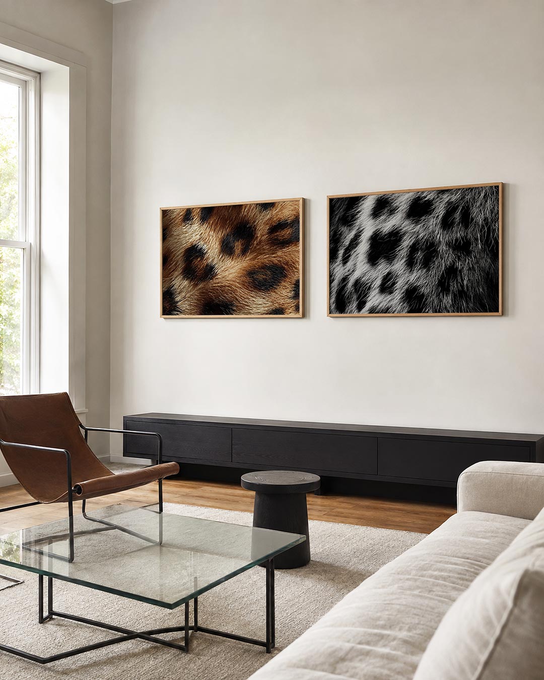Twee liggende posters met een close-up van vacht met donkere vlekken op een goudbruine, aan de muur in een interieur