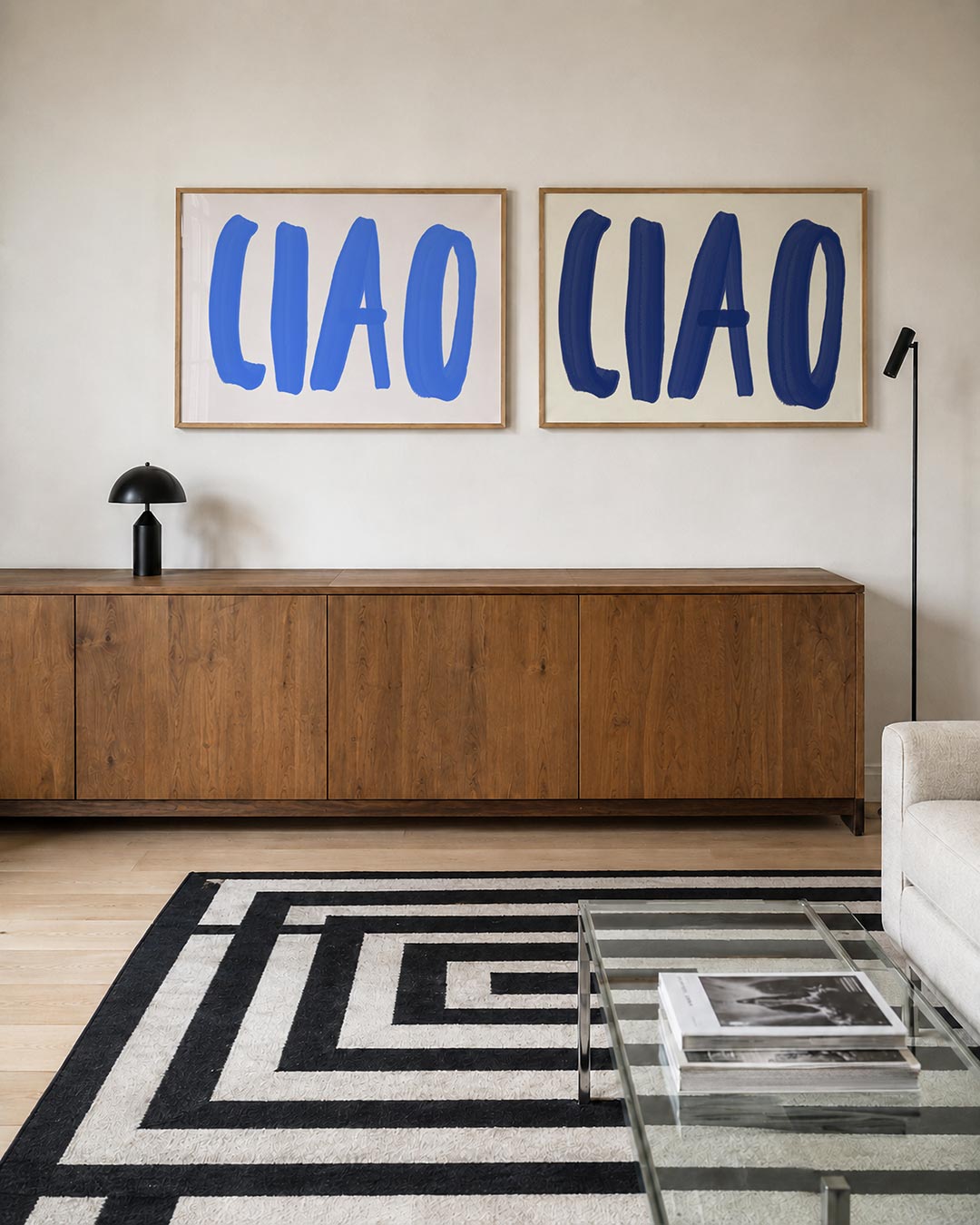 Tweedelige posterset met grote, speelse blauwe letters op een lichte achtergrond, getoond in een interieur