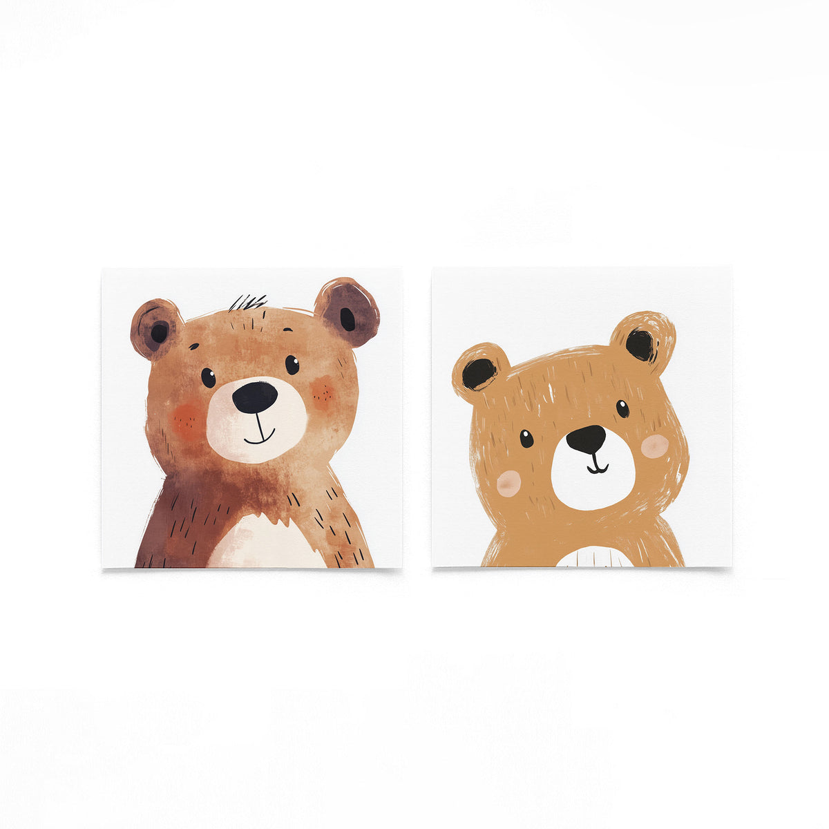 Twee vierkante posters met twee beren op een gebroken witte achtergrond