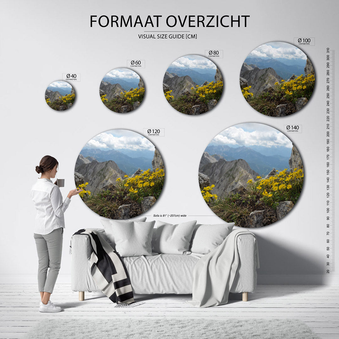 Berglandschap met gele bloemen Muurcirkel