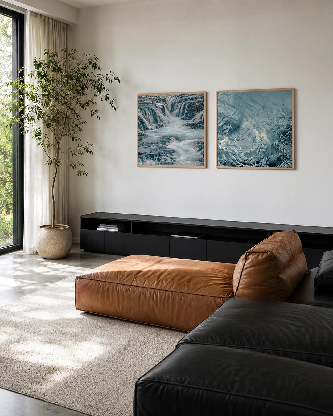 Interieur met vierkant fotografisch tweeluik waterval en ijsvormen – Gerald Emming