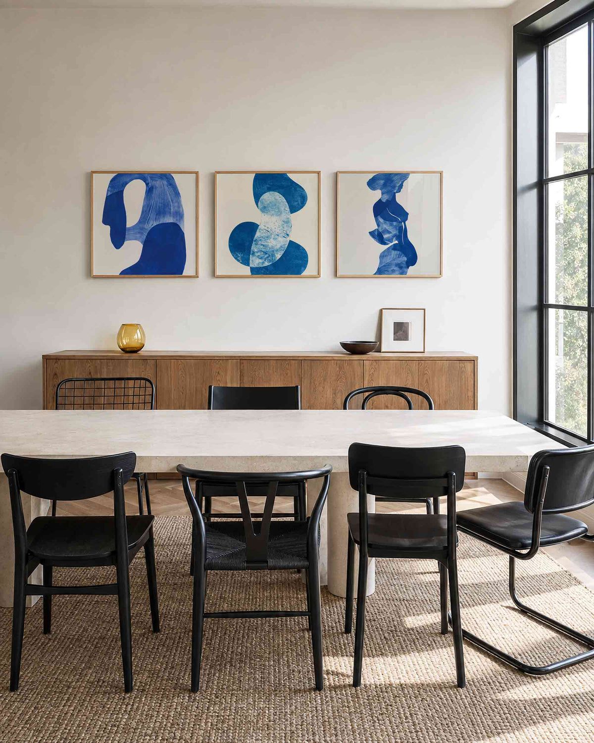 Interieurpresentatie van een driedelige vierkante posterset met blauwe abstracte figuren