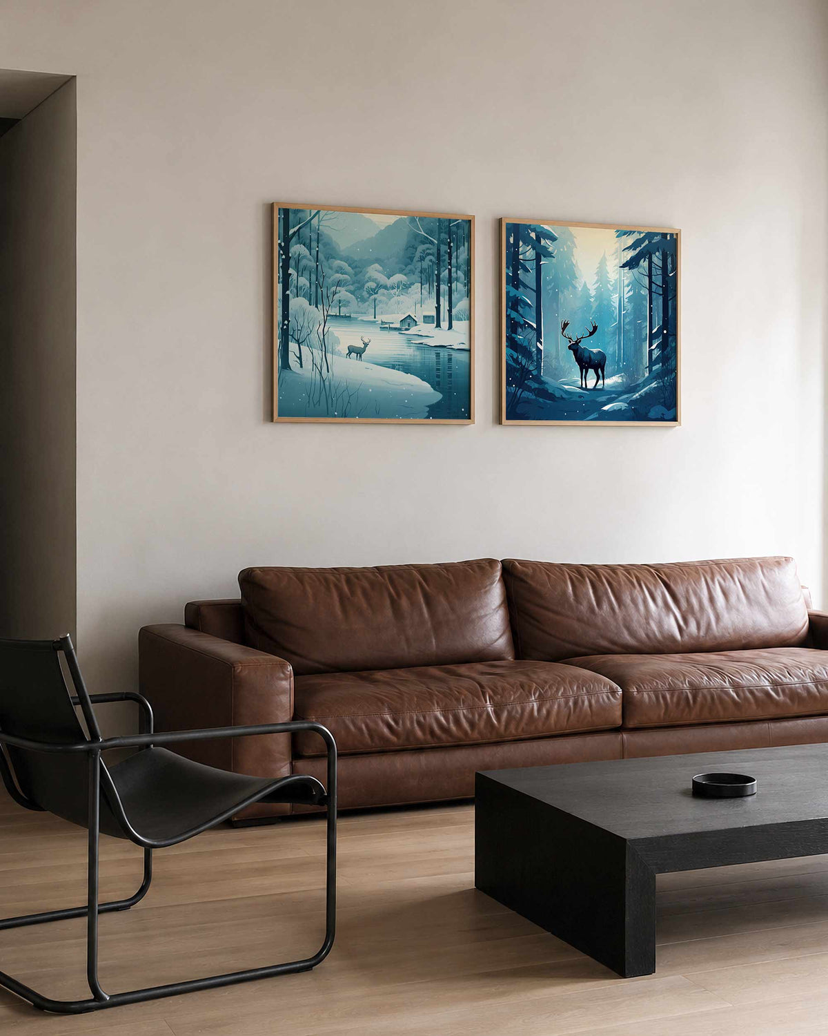 Interieurpresentatie van een tweedelige vierkante posterset met winterbos met herten