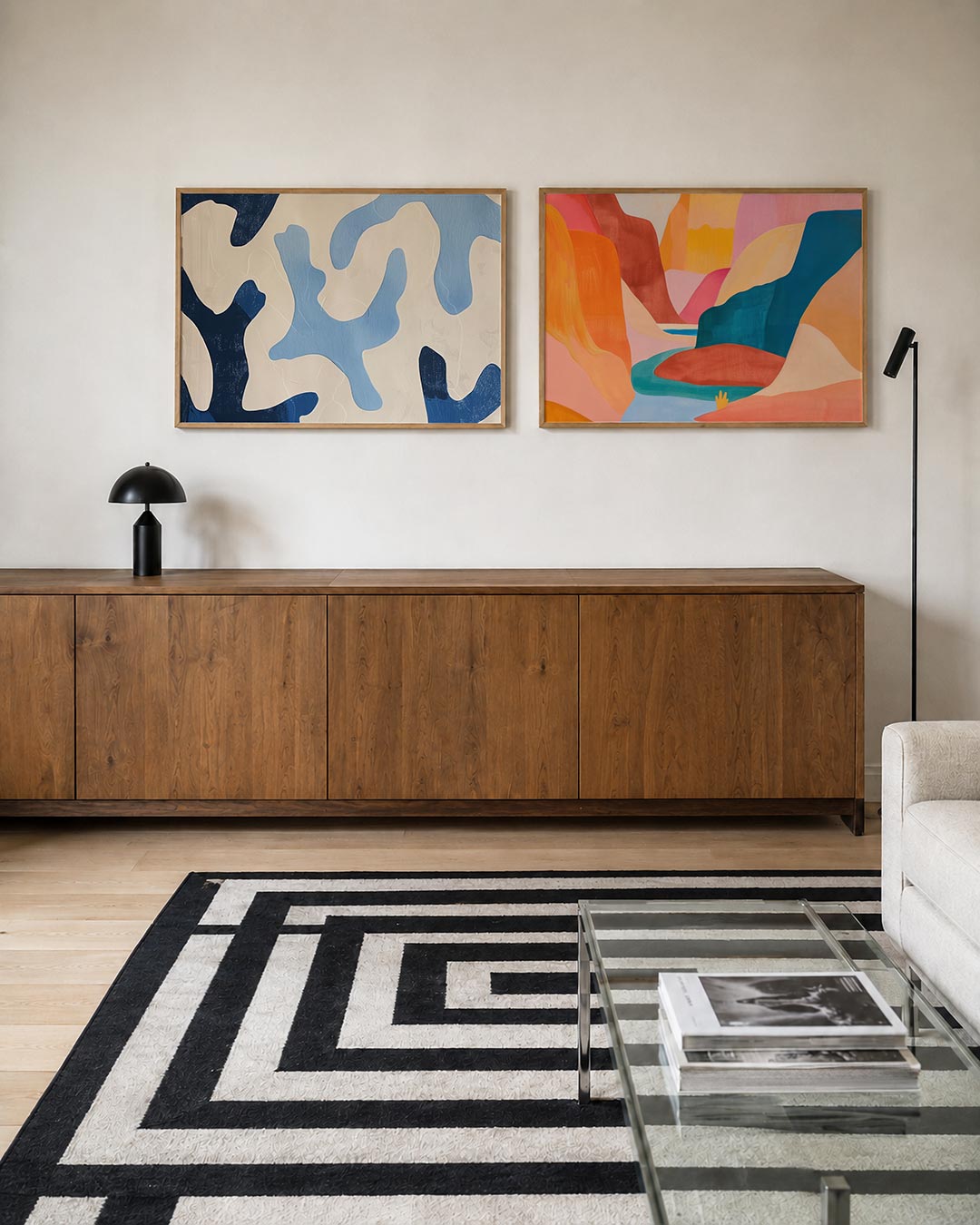 Tweedelige posterset met een spel van vloeiende, organische vormen in blauw en crème, getoond in een interieur