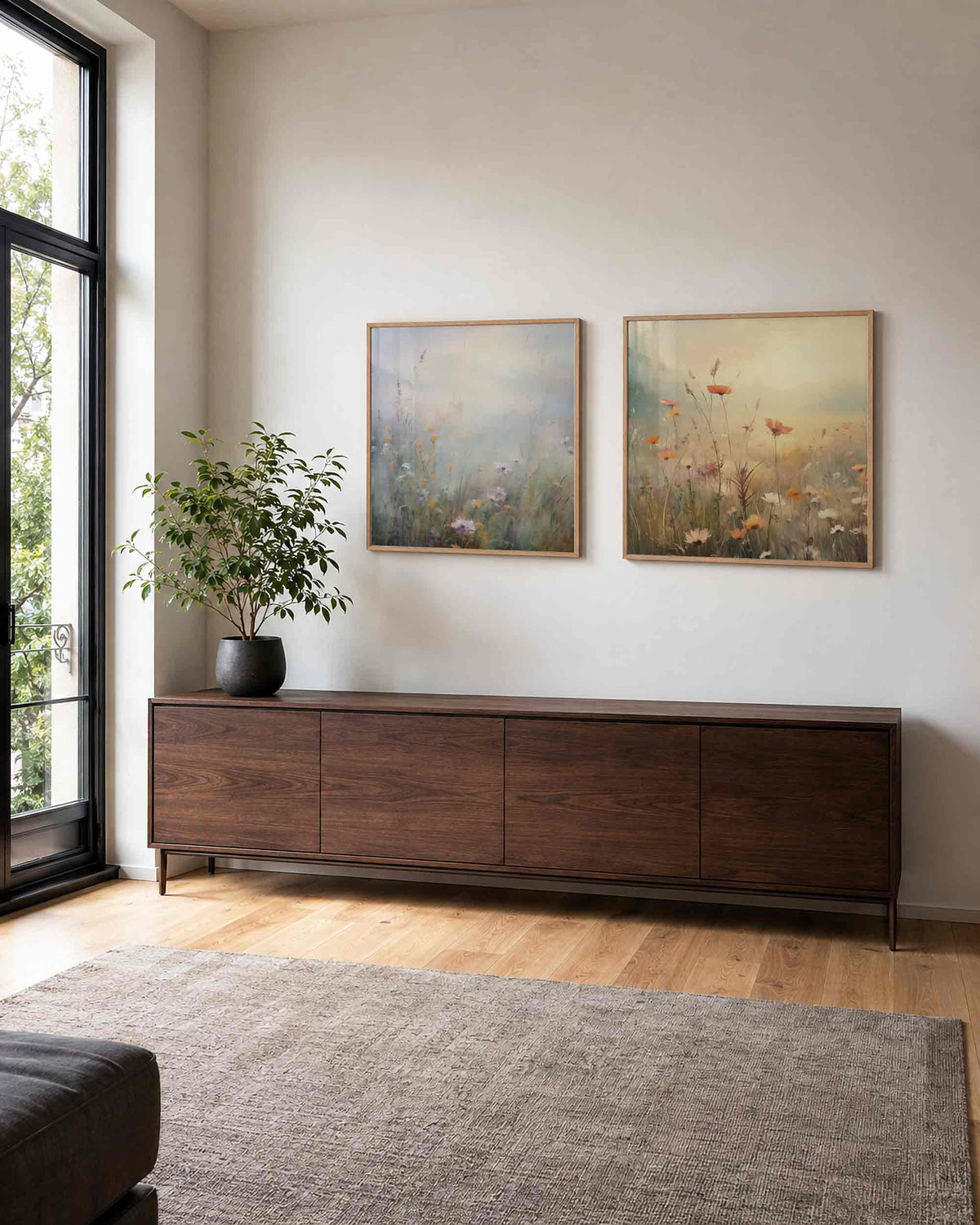 Interieurpresentatie van een tweedelige vierkante posterset met wilde bloemen