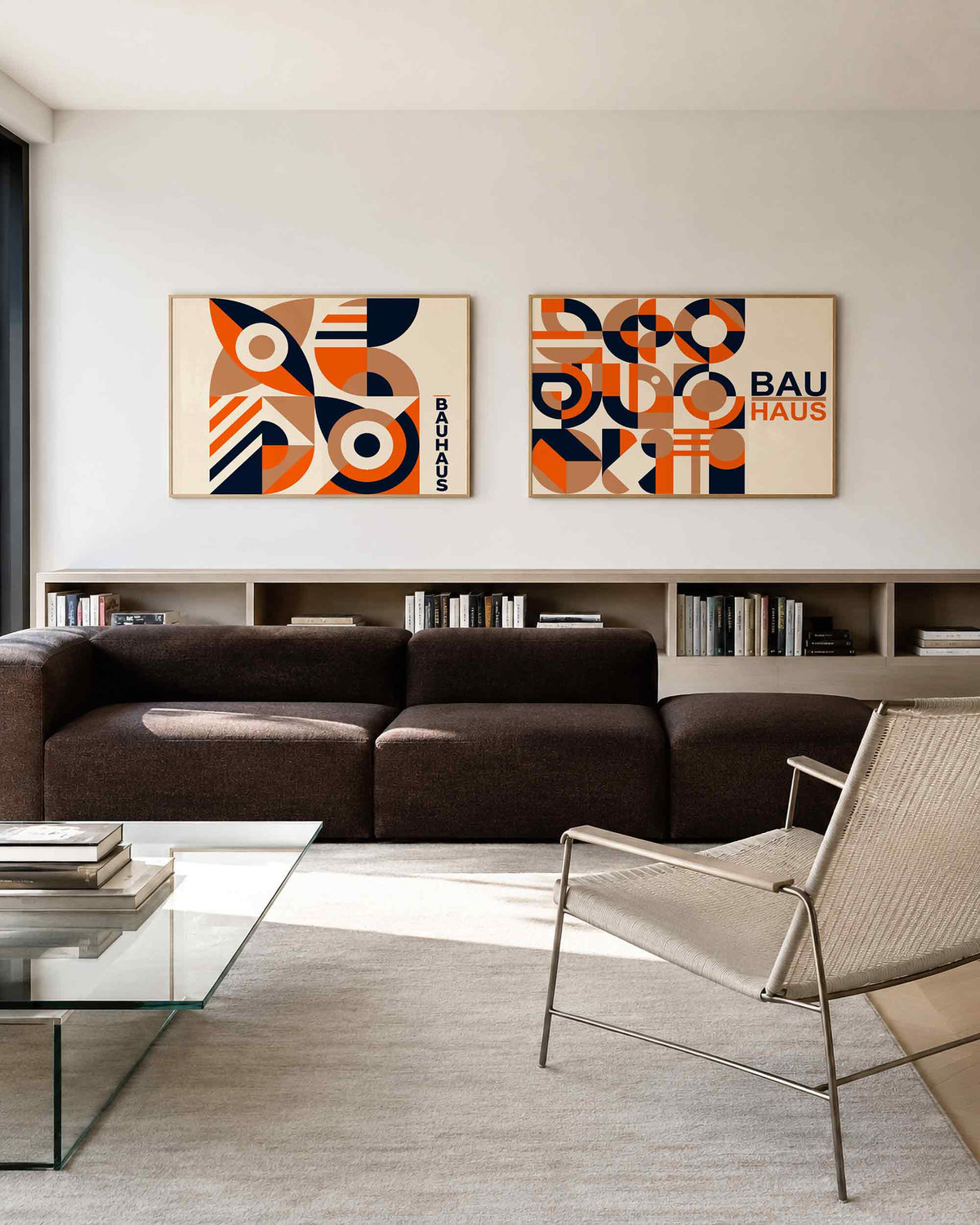 Interieurmockup van tweedelige landscape-posterset met oranje cirkels en nachtblauw