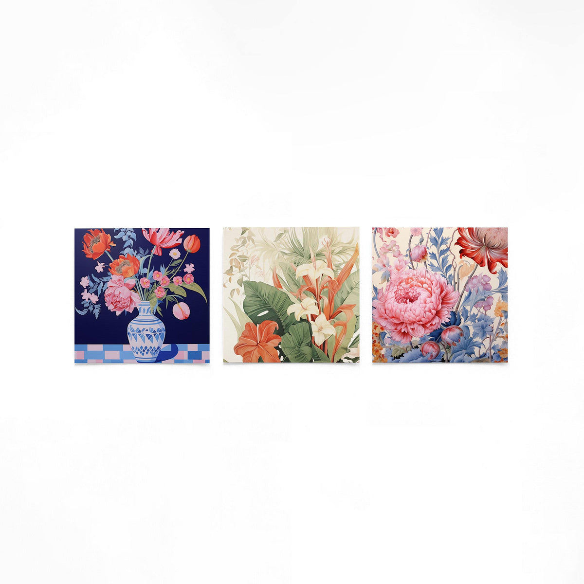 Drie vierkante posters met kleurrijke bloemen op een gebroken witte achtergrond