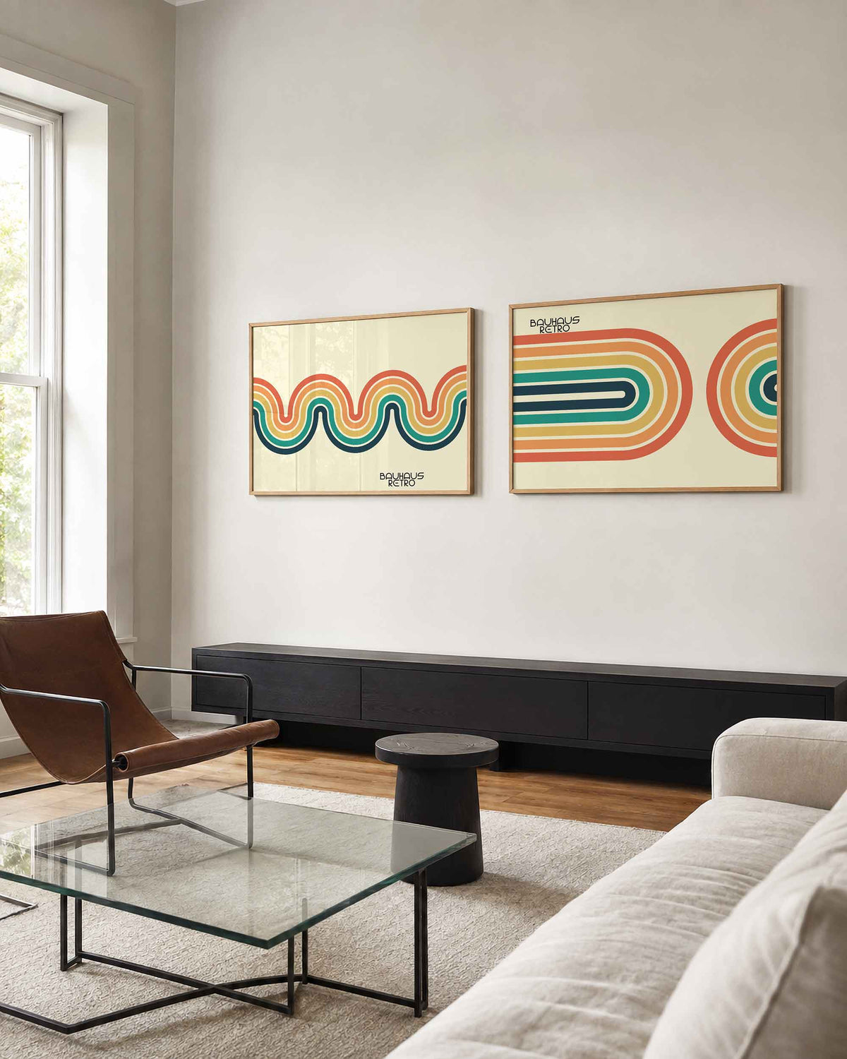 Interieurmockup van tweedelige landscape-posterset met golven en concentrische bogen