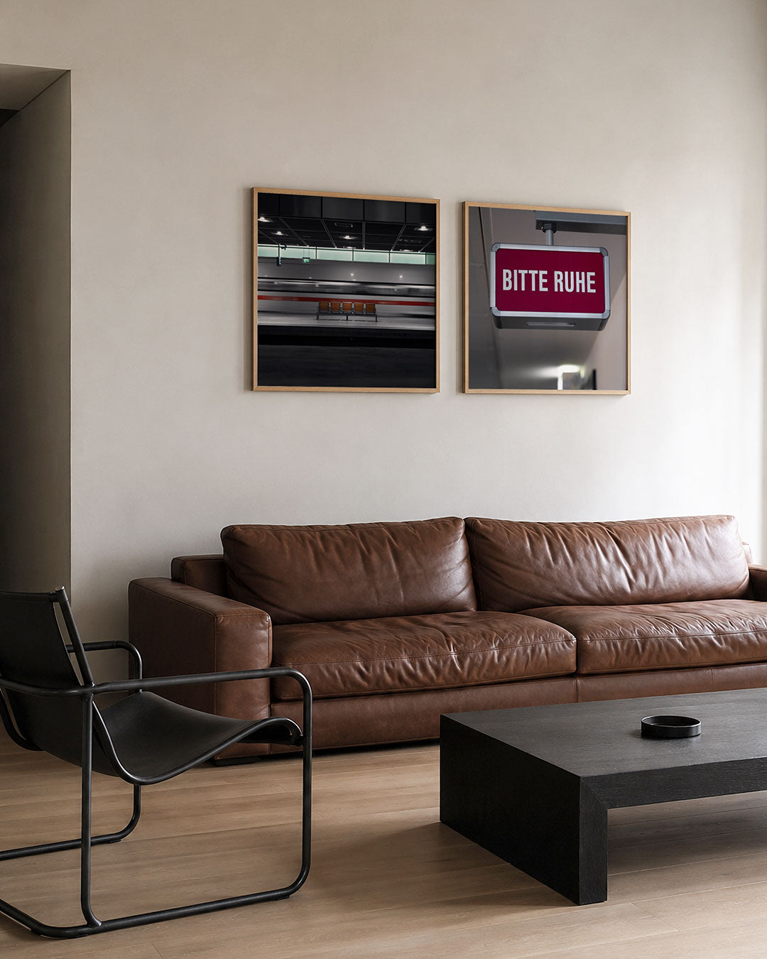 Interieur met vierkant fotografisch tweeluik stilte op het perron – Gerald Emming