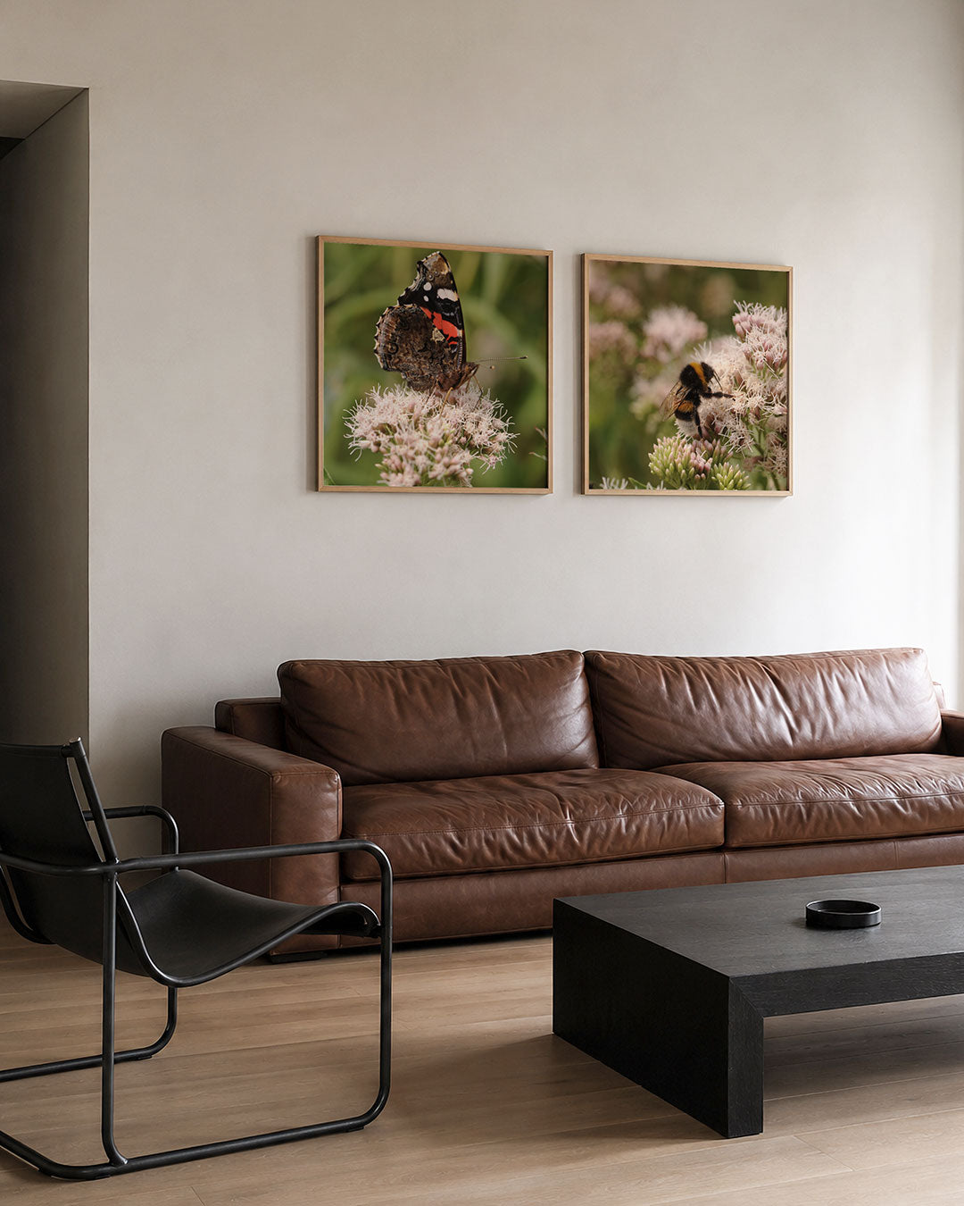 Interieur met vierkant fotografisch tweeluik vlinder en hommelbloesem – Gerald Emming