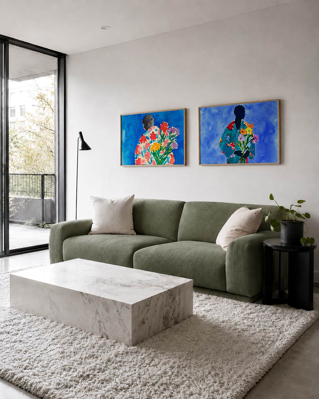 Twee liggende posters met een silhouet gevuld met levendige bloemen, aan de muur in een interieur
