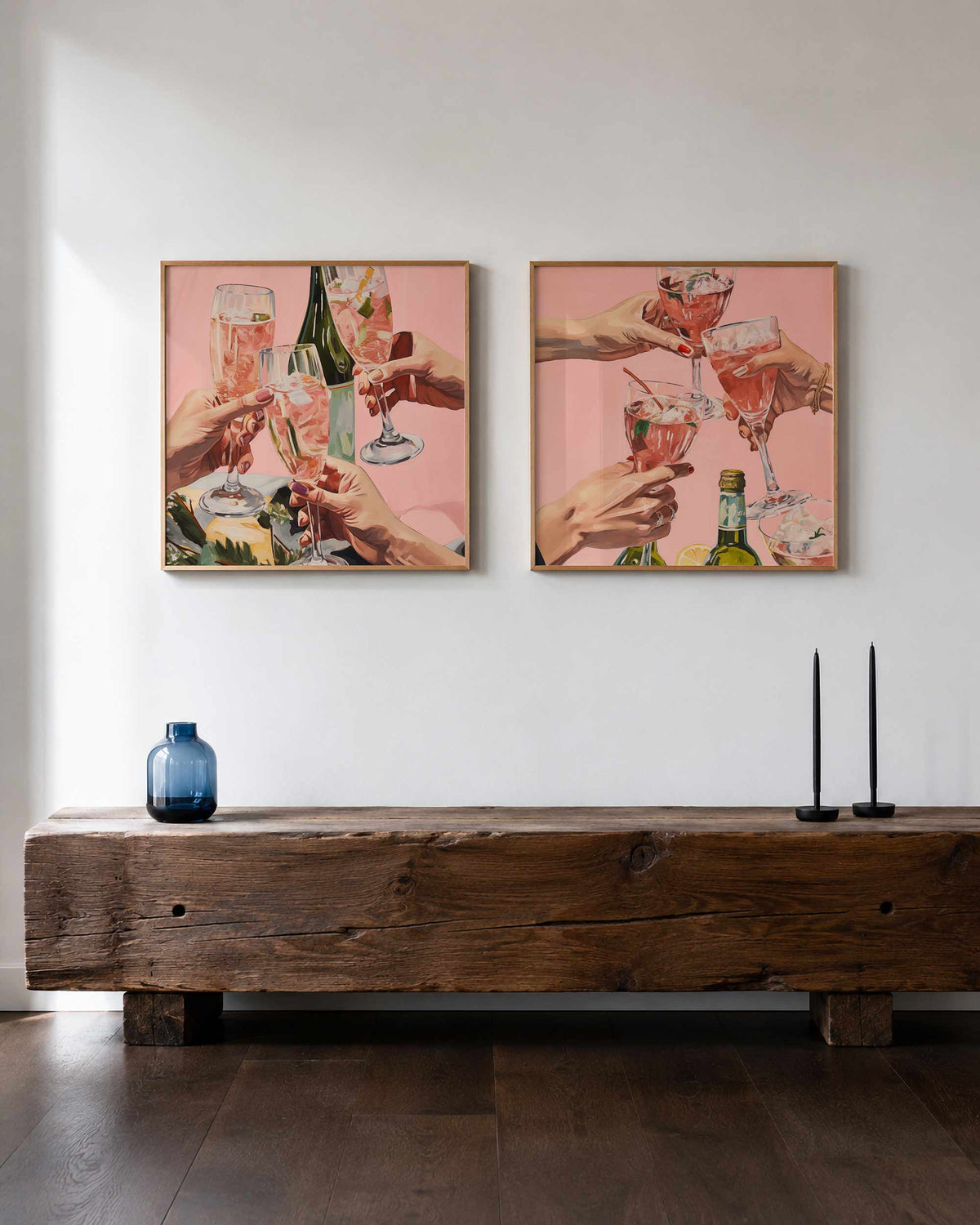 Interieurpresentatie van een tweedelige vierkante posterset met cocktails en proosten