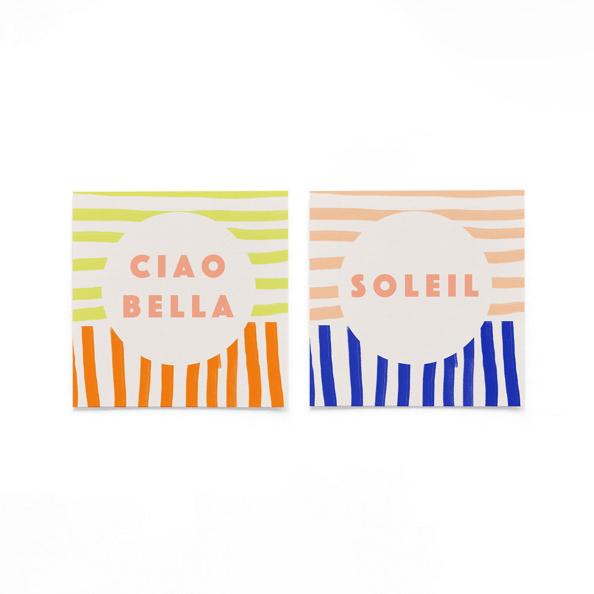 Twee vierkante posters met ciao bella en soleil op een gebroken witte achtergrond