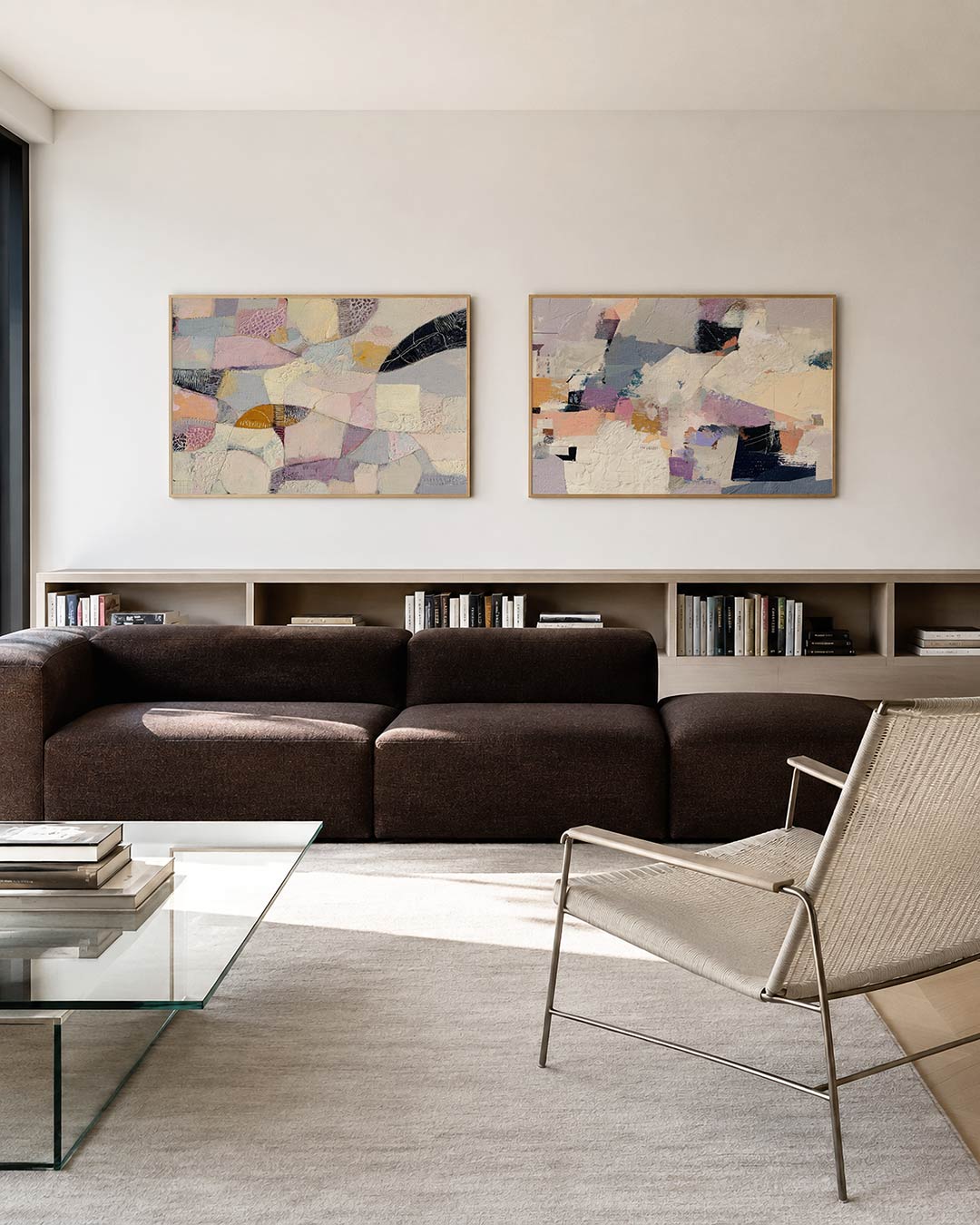 Tweedelige posterset met lijnen in zachte pasteltinten, getoond in een interieur