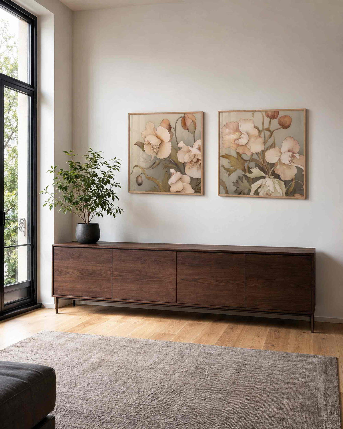 Interieurpresentatie van een tweedelige vierkante posterset met orchideeën en bloesems