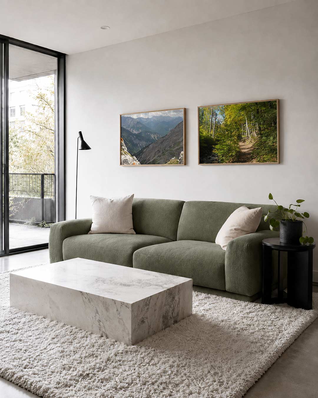 Interieur met liggend fotografisch tweeluik bergpanorama en bospad – Gerald Emming
