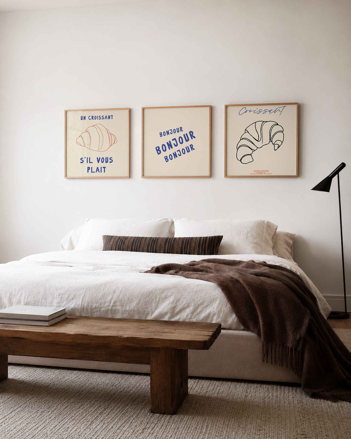 Interieurpresentatie van een driedelige vierkante posterset met croissant tekst