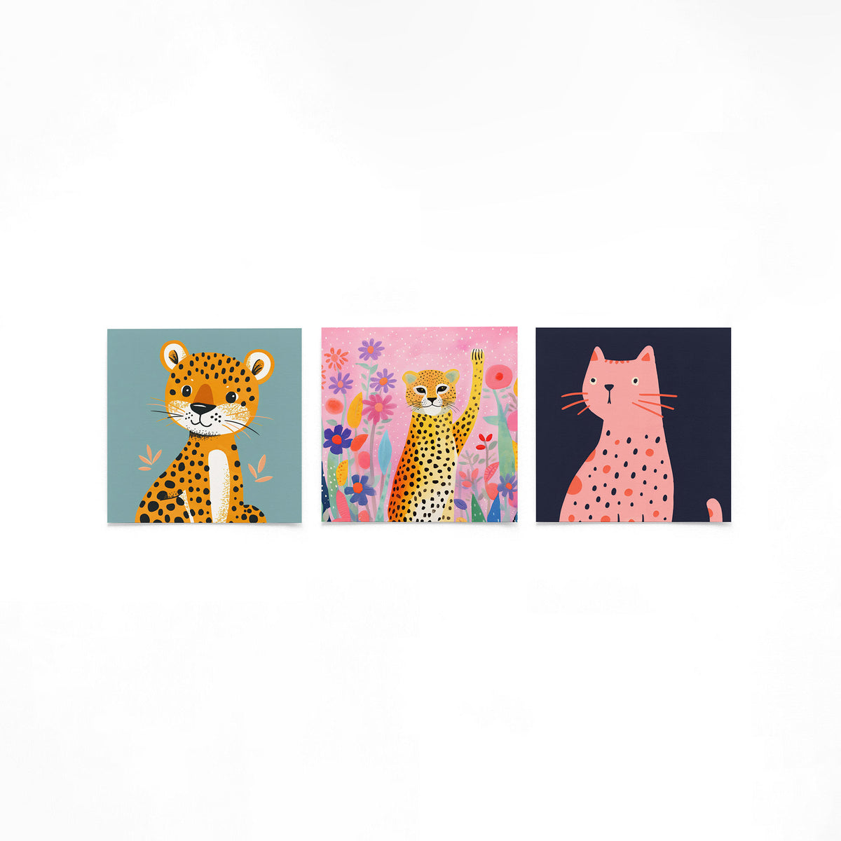 Drie vierkante posters met grote katten op een gebroken witte achtergrond