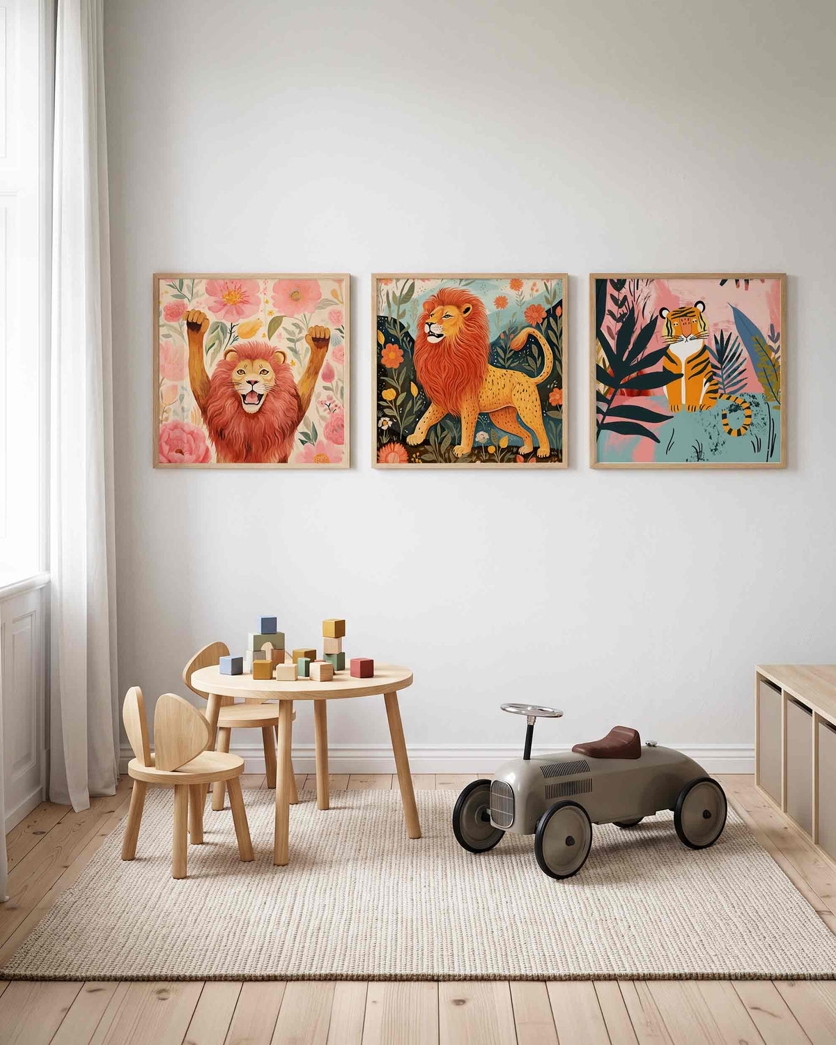 Interieurpresentatie van een driedelige vierkante posterset met leeuw en tijger