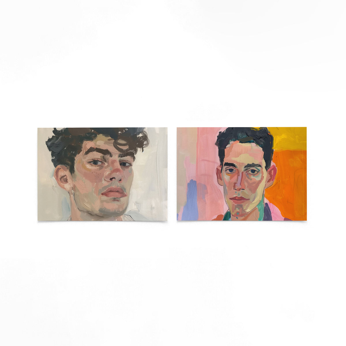 Twee liggende posters met een portret met vloeiende penseelstreken en zachte kleuren op een gebroken witte achtergrond