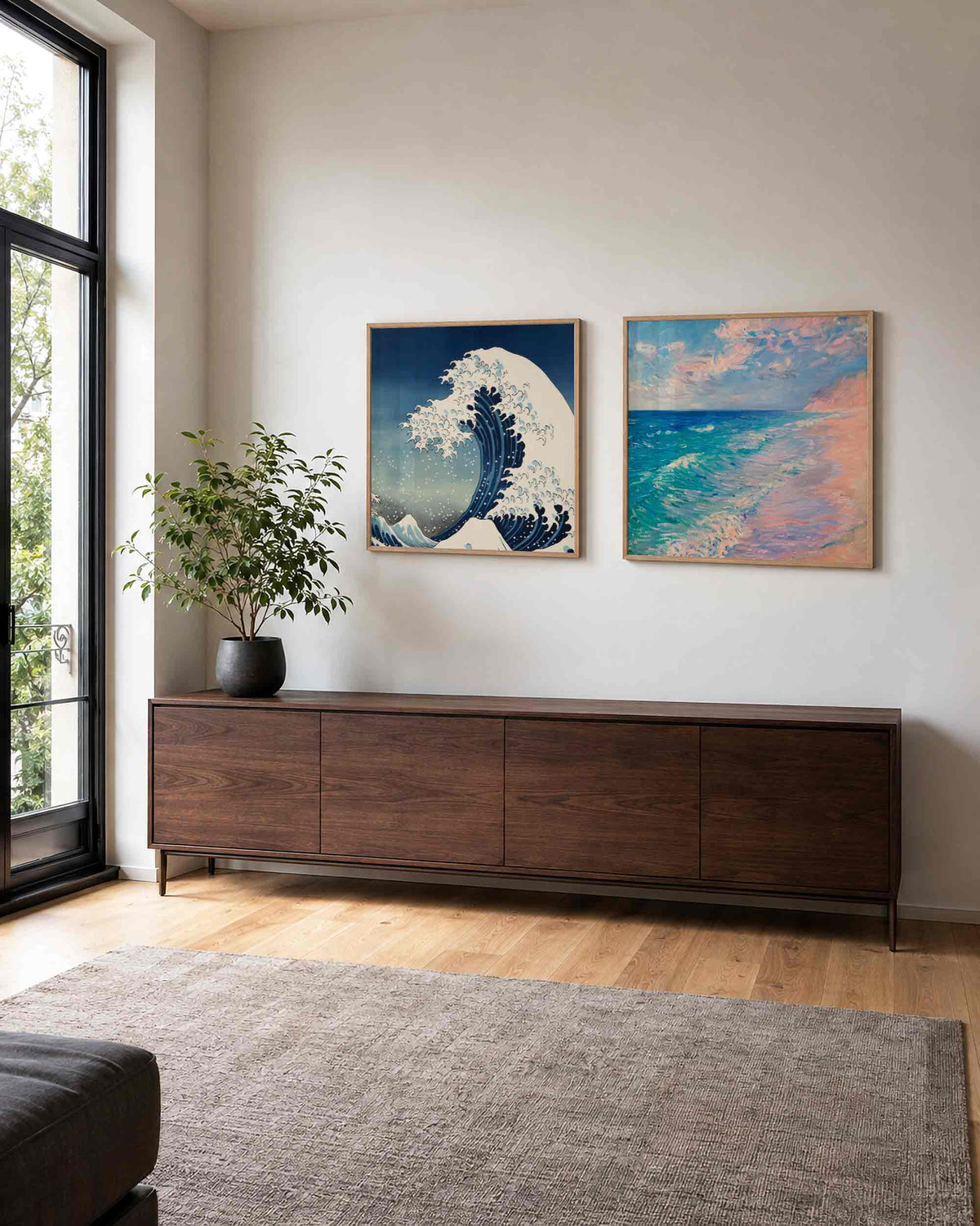 Interieurpresentatie van een tweedelige vierkante posterset met zeegolf en kust