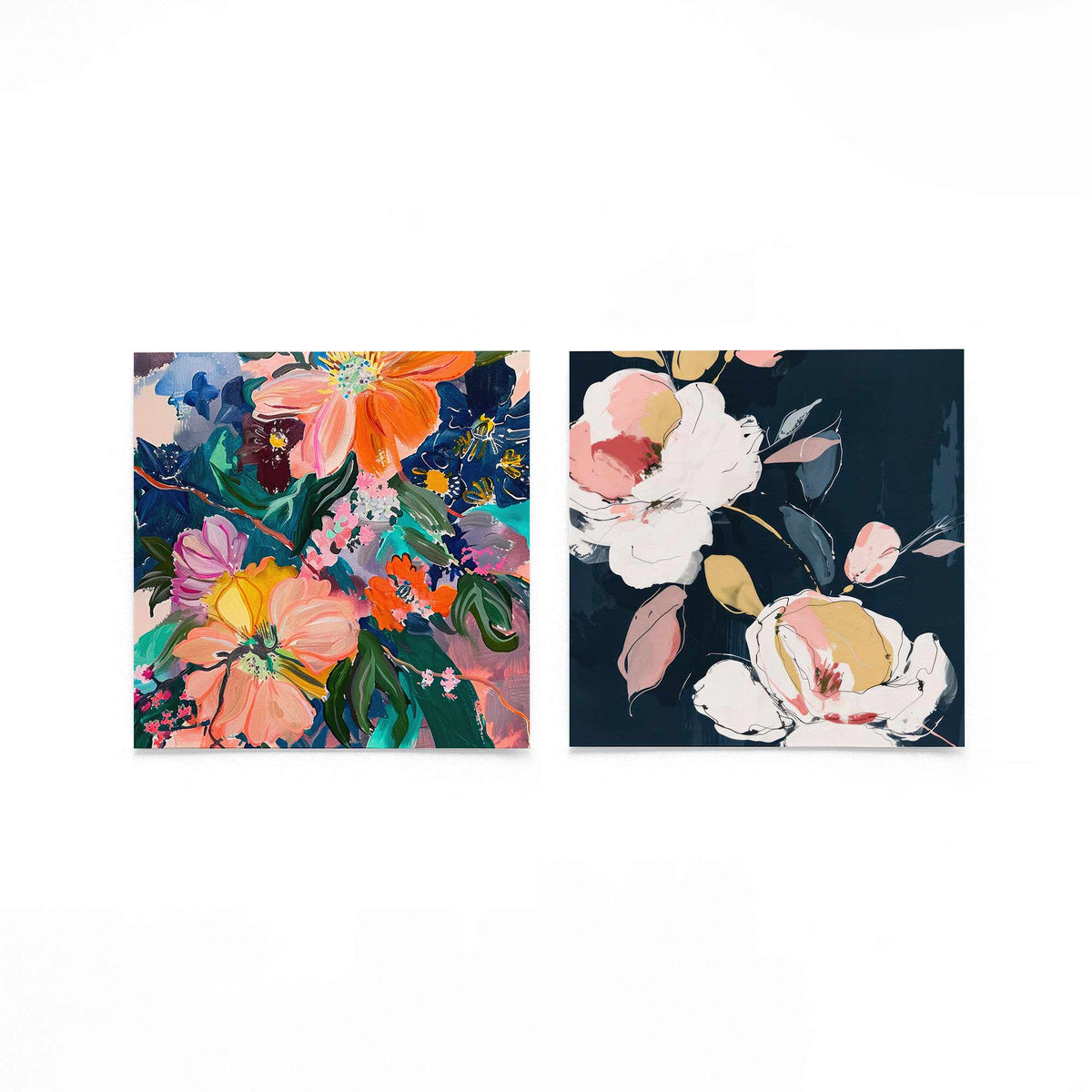 Twee vierkante posters met bloemen en bladeren op een gebroken witte achtergrond
