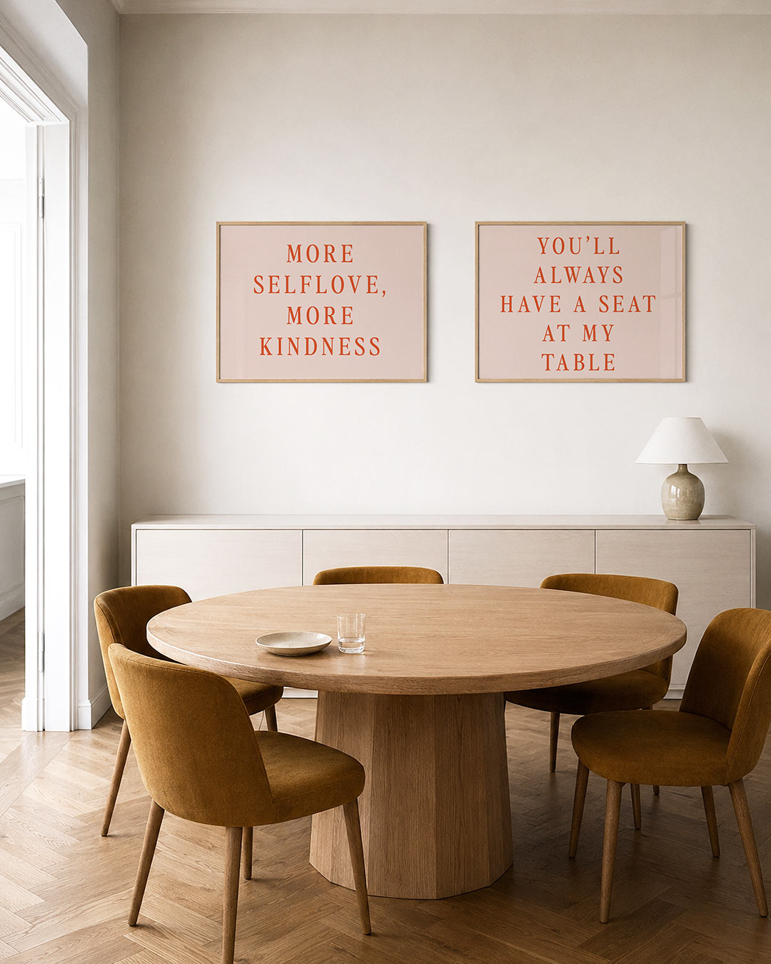 Tweedelige posterset met een krachtige tekst in warme oranje letters, getoond in een interieur