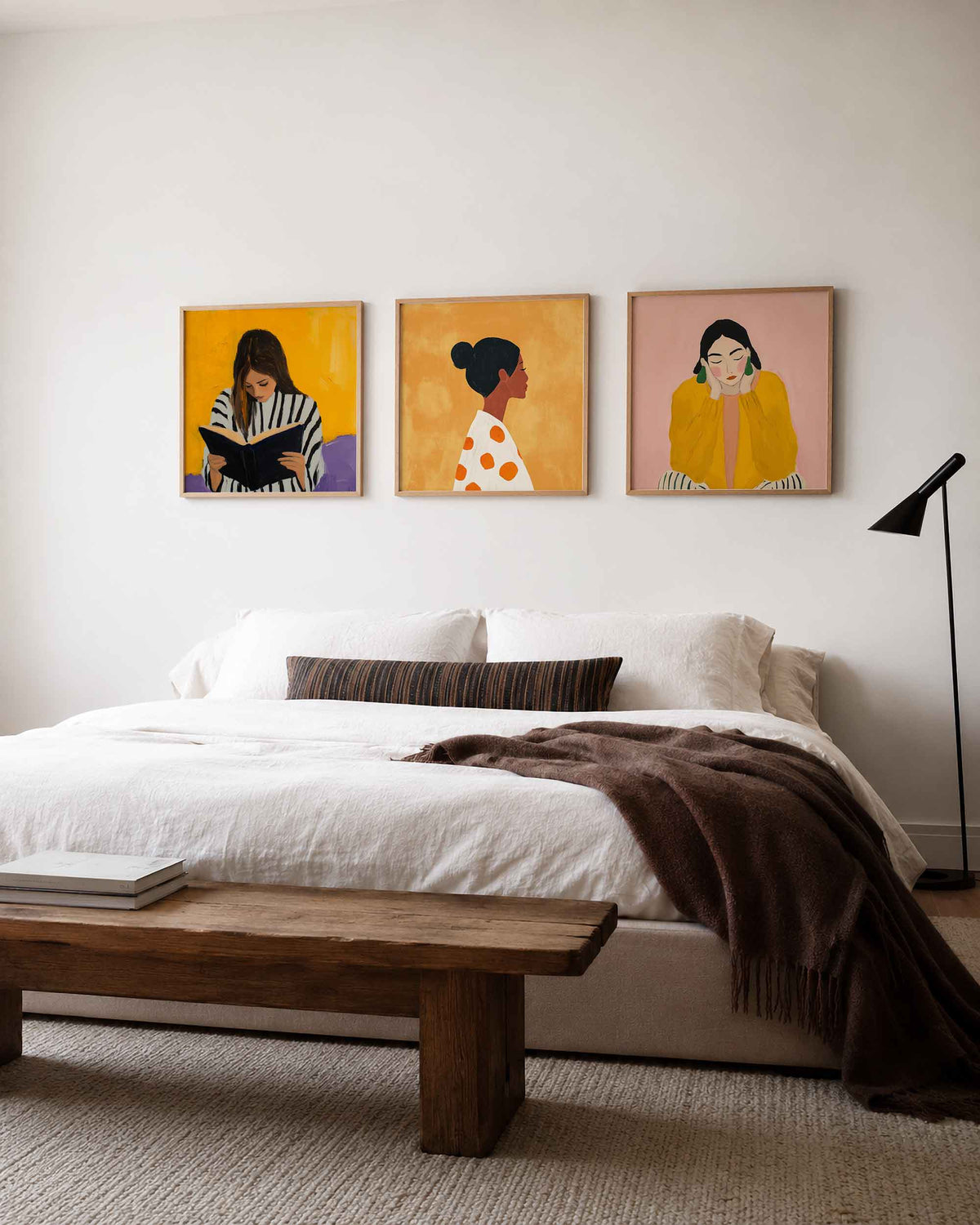 Interieurpresentatie van een driedelige vierkante posterset met vrouwenportretten
