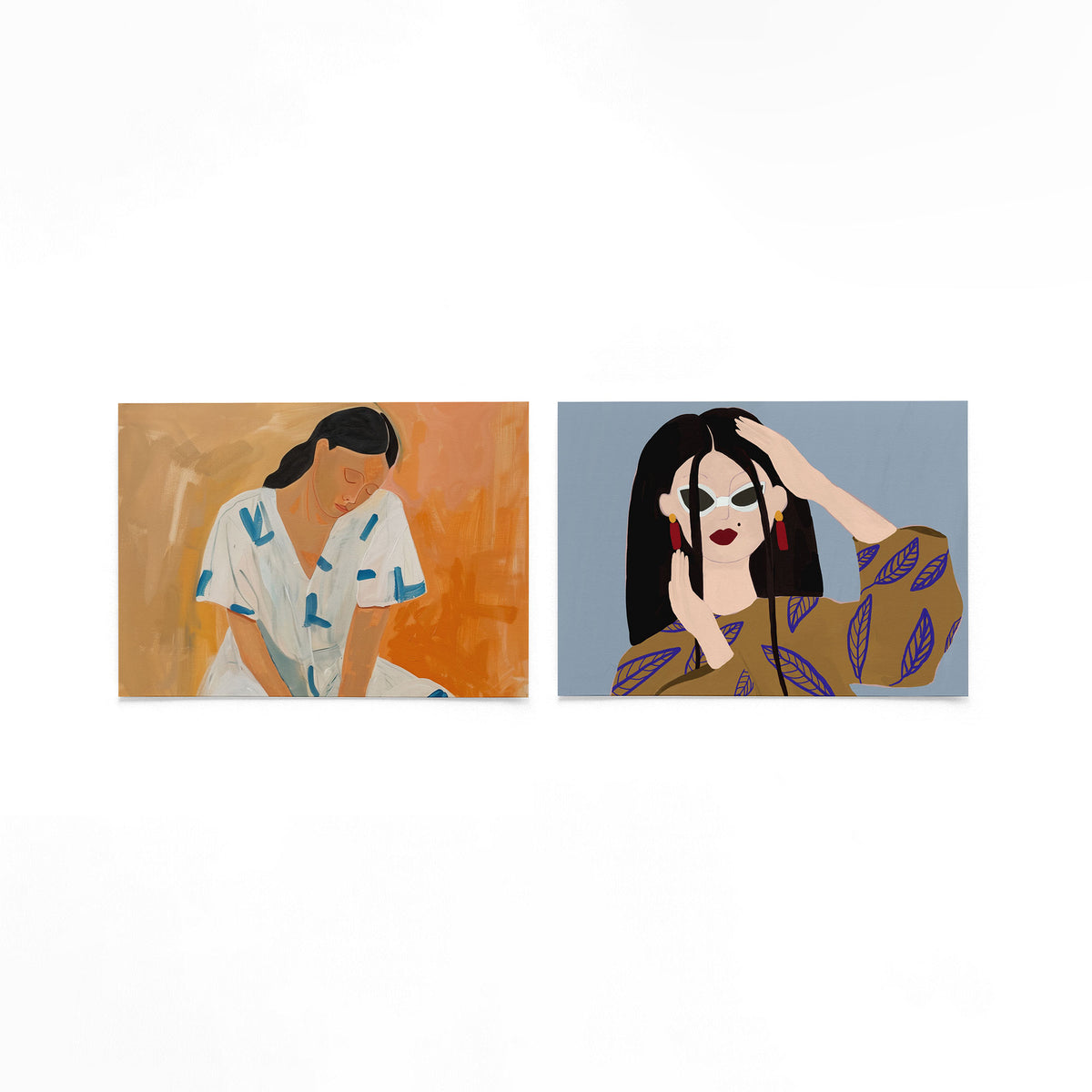 Twee liggende posters met een serene figuur in een witte jurk met blauwe accenten op een gebroken witte achtergrond