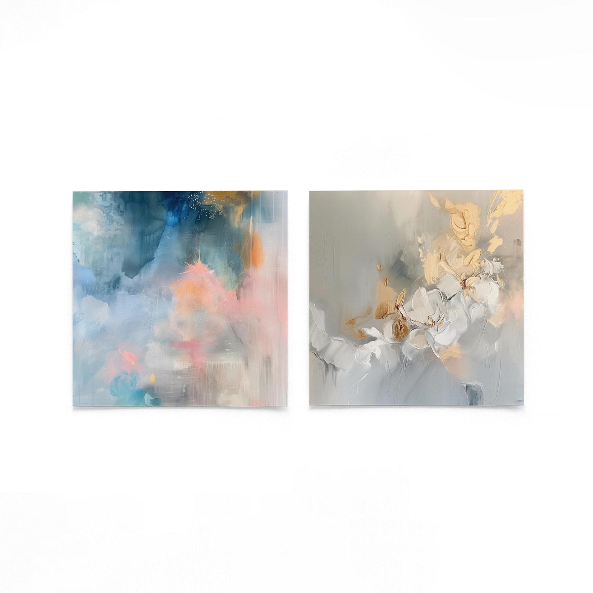 Twee vierkante posters met kleurrijke bloemen op een gebroken witte achtergrond