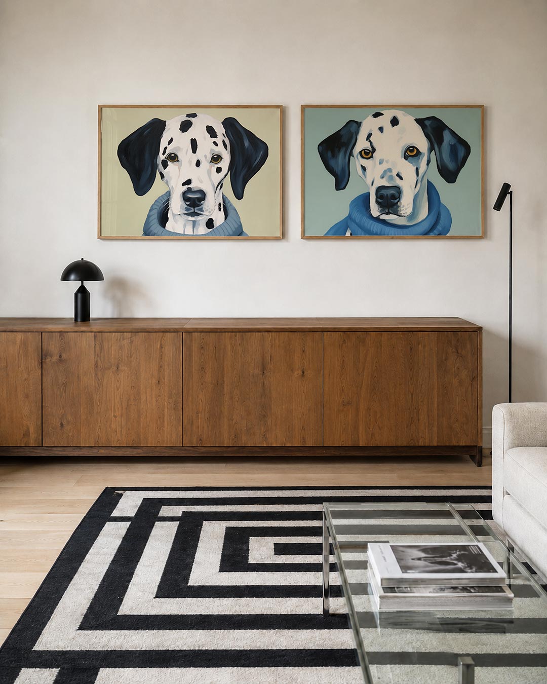 Tweedelige posterset met een speelse compositie met een dalmatiër in een blauwe trui, getoond in een interieur