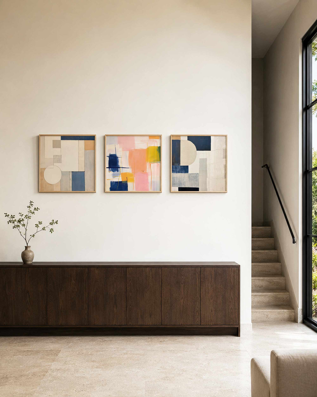 Interieurpresentatie van een driedelige vierkante posterset met abstracte vormen