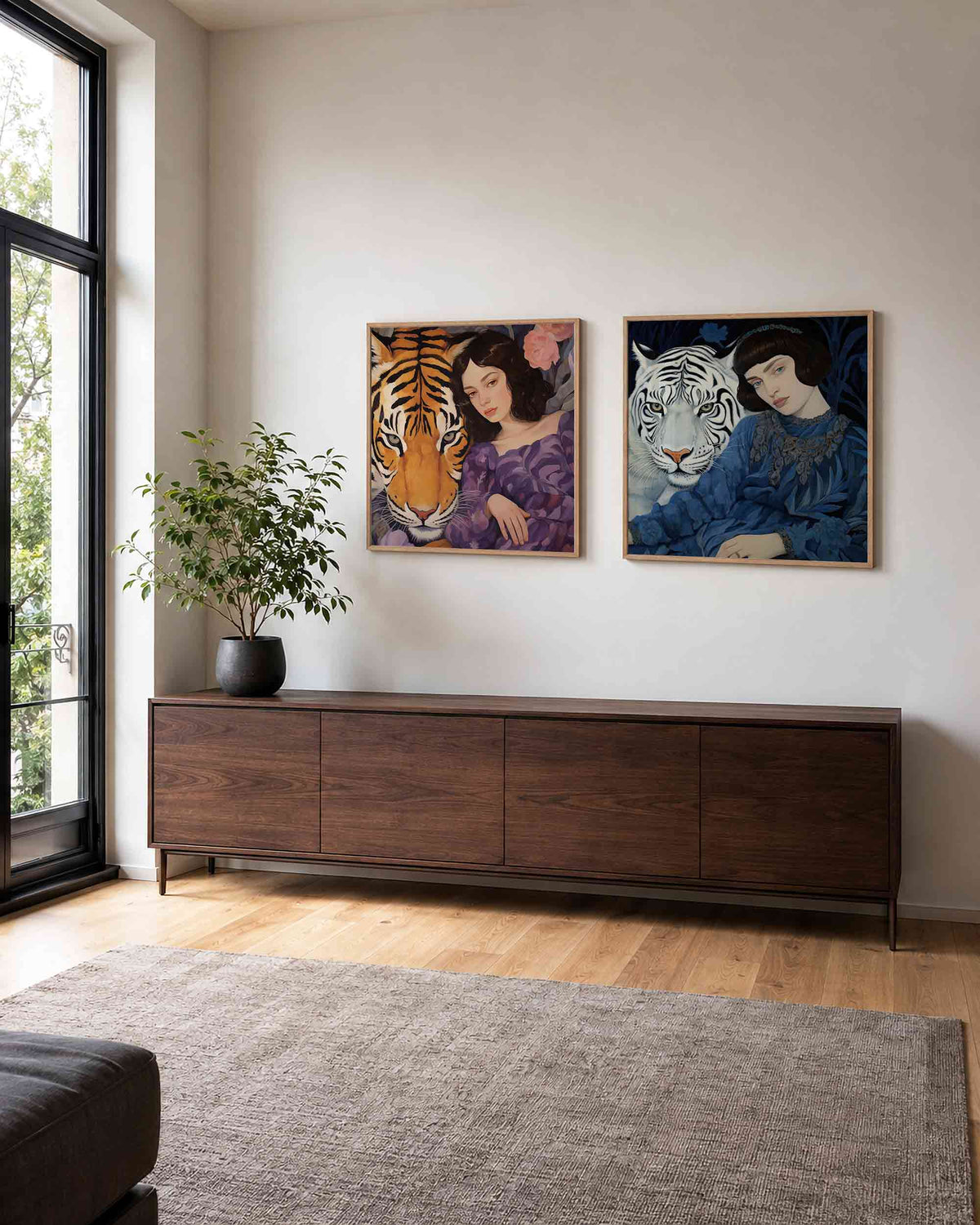 Interieurpresentatie van een tweedelige vierkante posterset met vrouwen met tijgers
