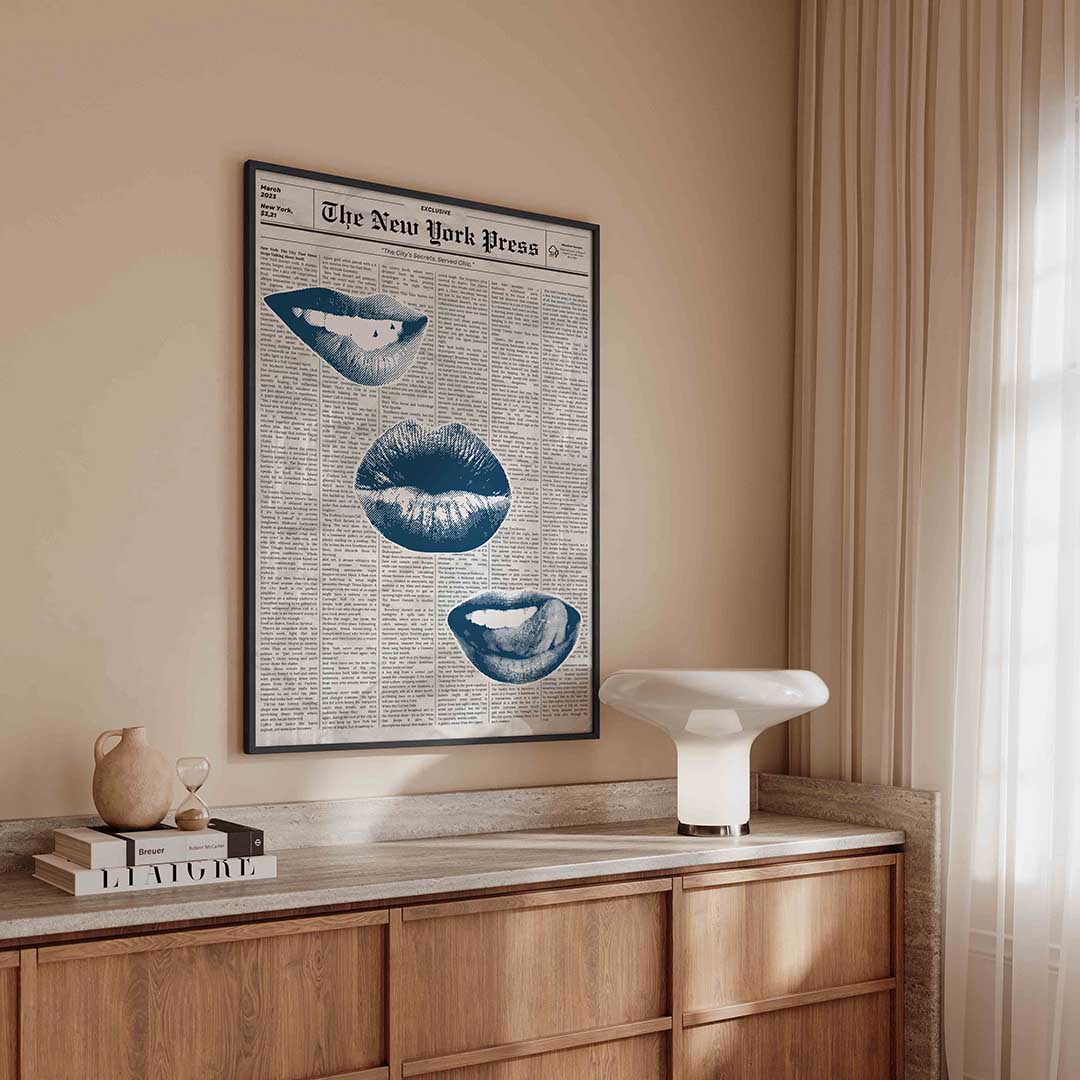 Blauwe lippen op krantenachtergrond Poster