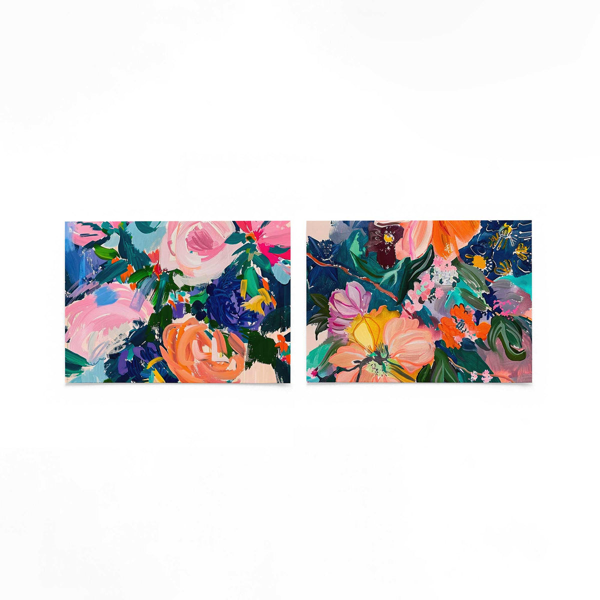 Twee liggende posters met roze, blauw en groen op een gebroken witte achtergrond