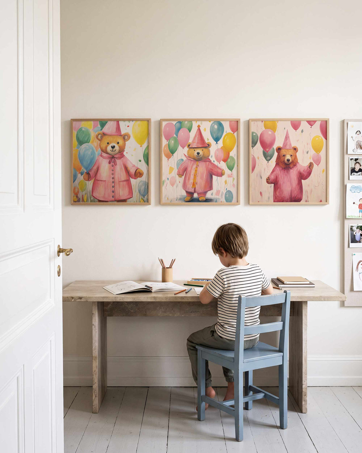 Interieurpresentatie van een driedelige vierkante posterset met feestelijke beren