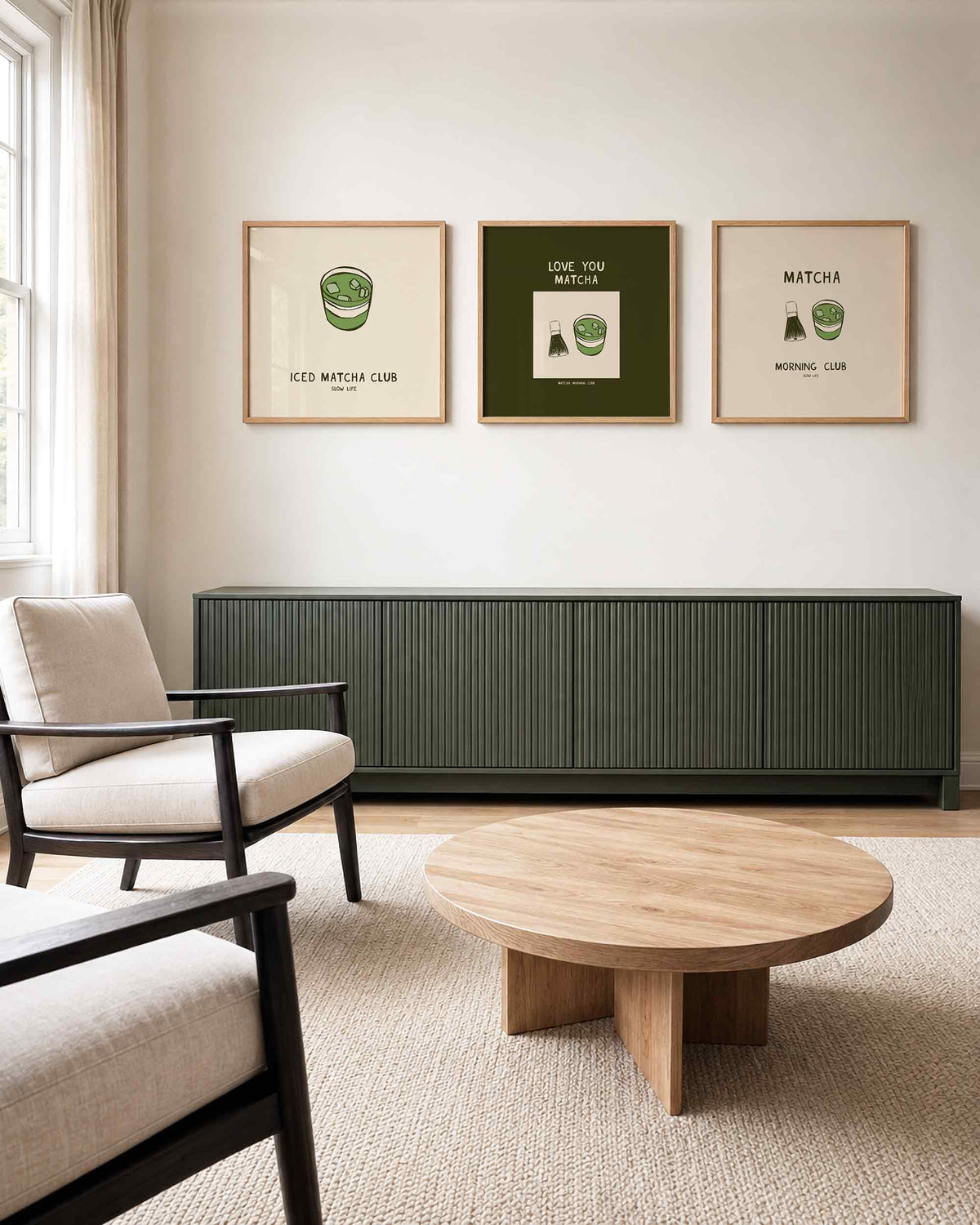 Interieurpresentatie van een driedelige vierkante posterset met matcha club