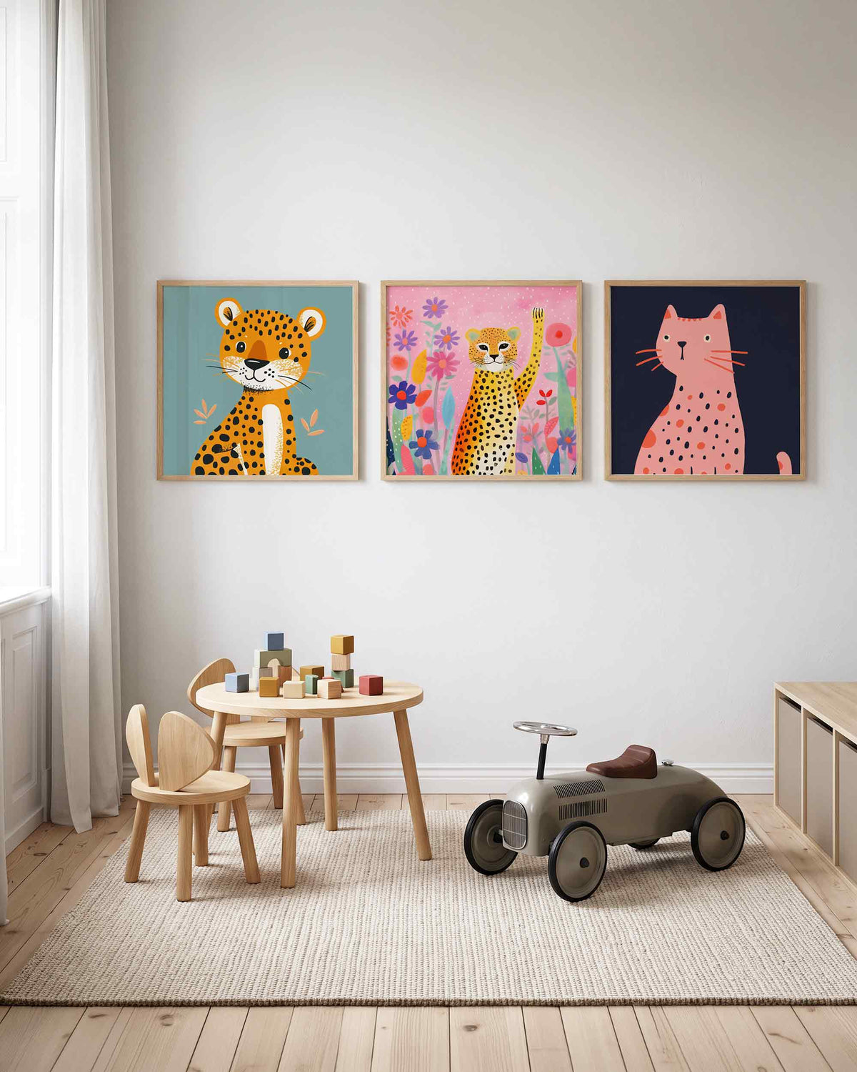 Interieurpresentatie van een driedelige vierkante posterset met grote katten