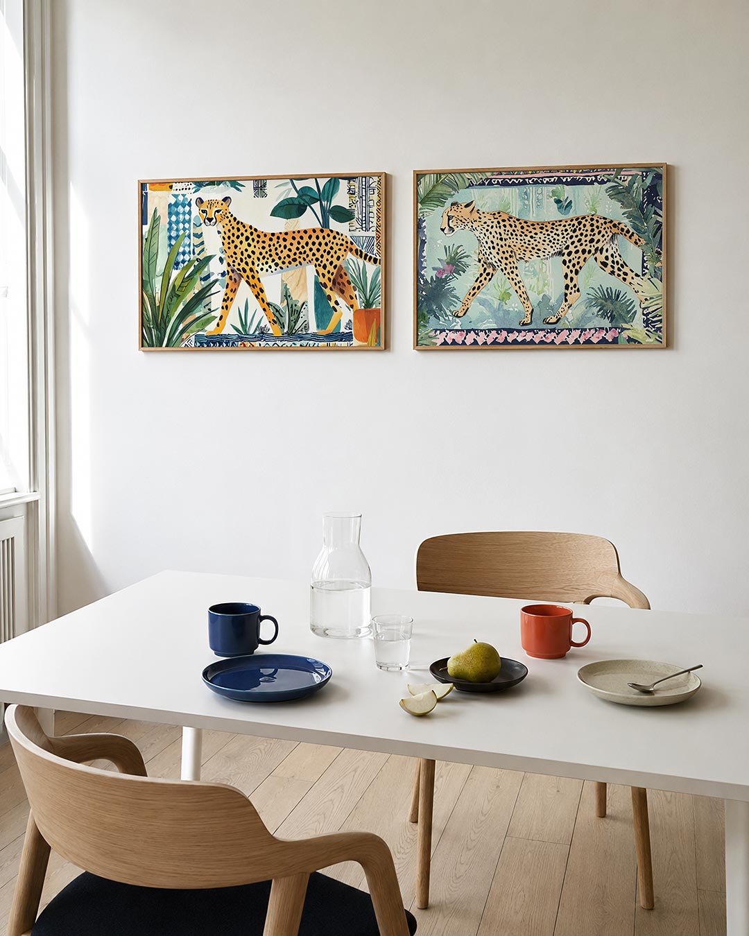 Interieurpresentatie van twee posters met een luipaard wandelt tussen groene bladeren en kleurrijke patronen