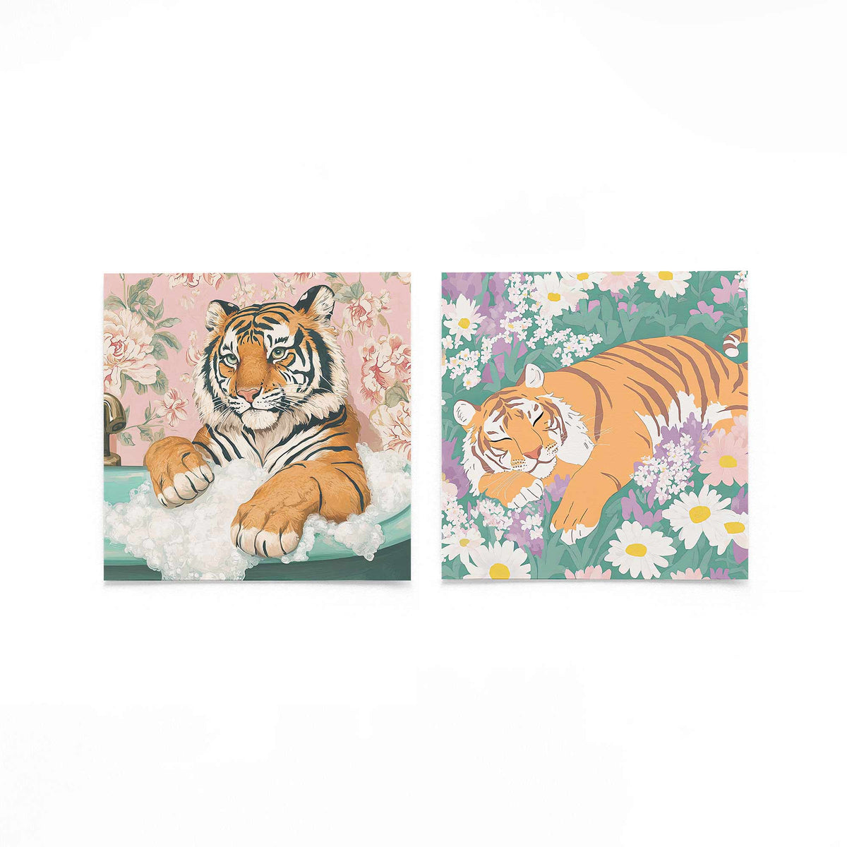 Twee vierkante posters met tijgers tussen bloemen op een gebroken witte achtergrond