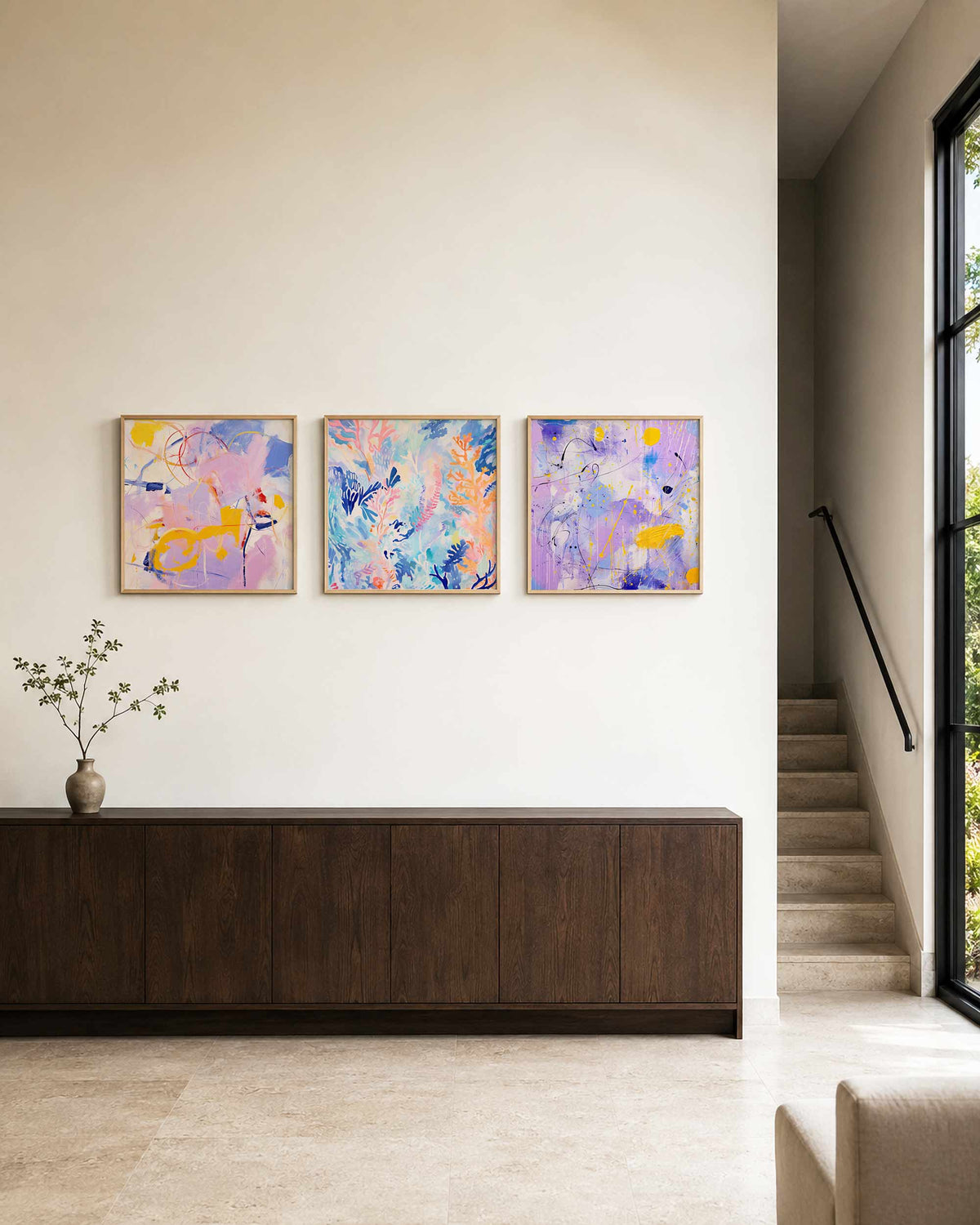Interieurpresentatie van een driedelige vierkante posterset met abstracte kleurexpressie