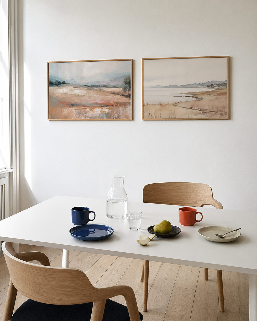 Interieurpresentatie van twee posters met zachte, vloeiende kleurvlakken in beige, blauw en roze